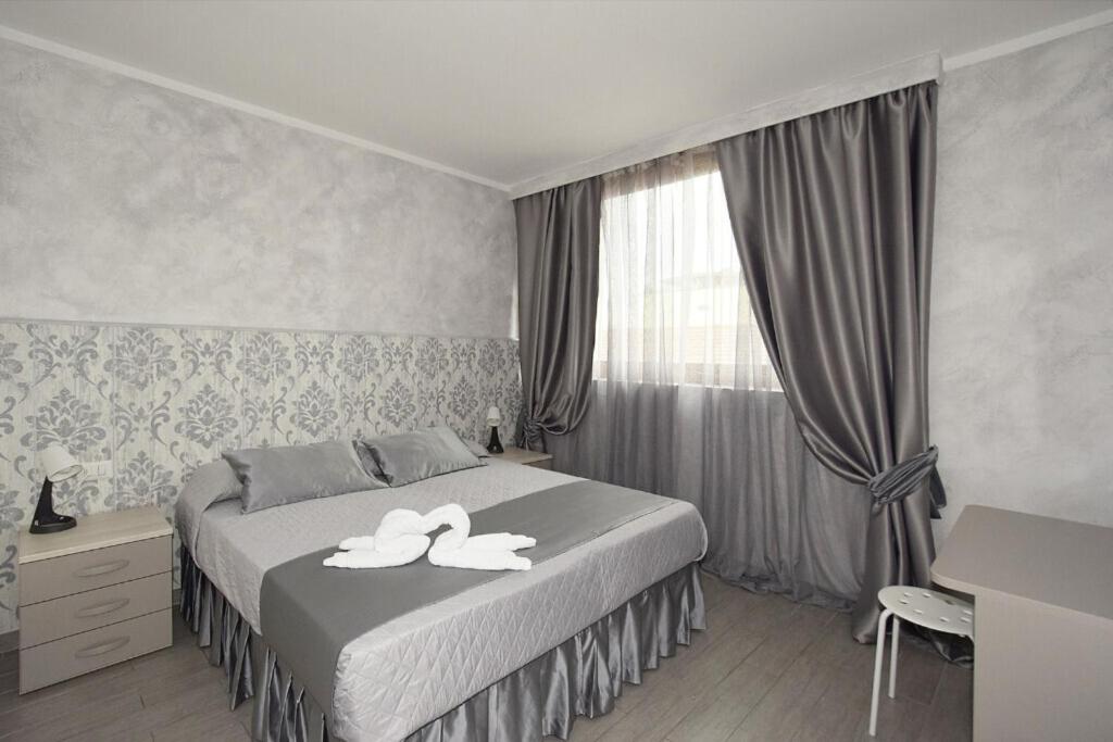 Deluxe King Room - Photo 1