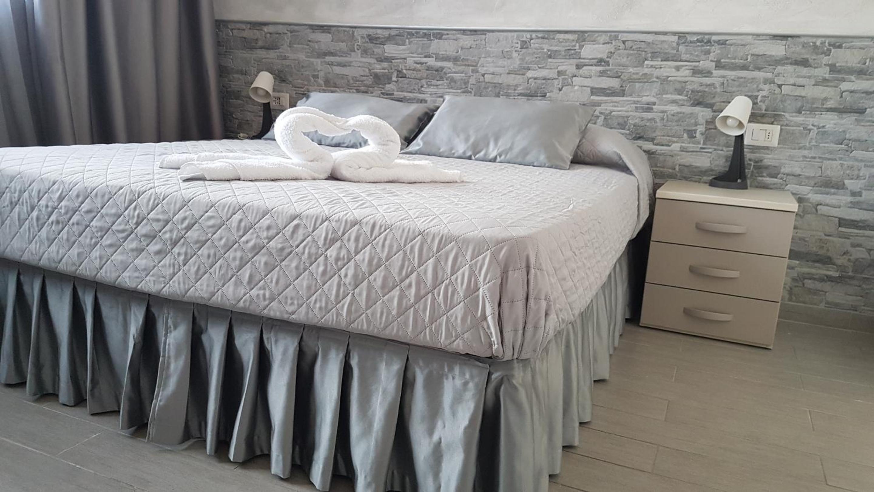 Small Twin Room - Photo 1