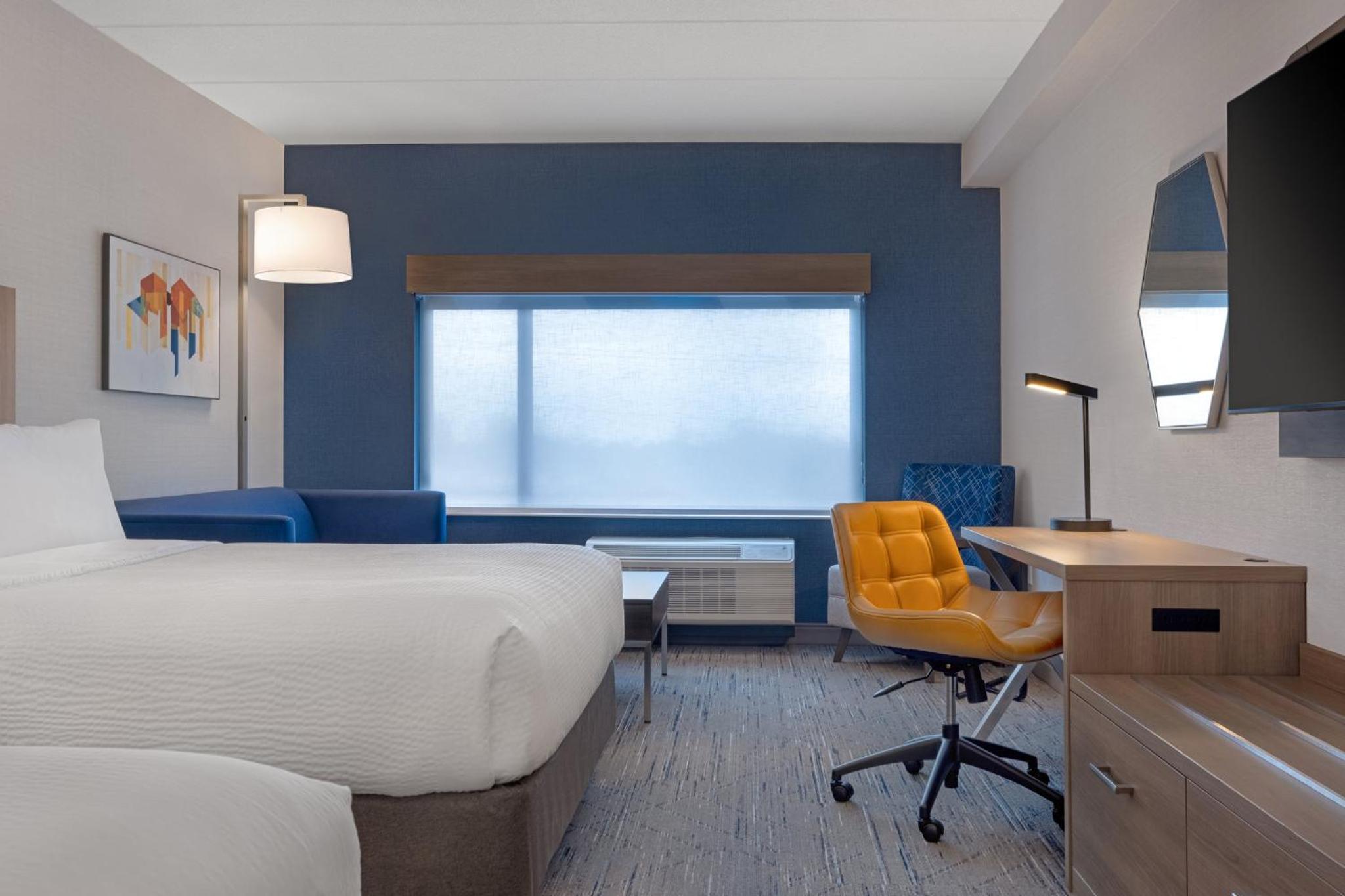 Standard Queen Room with Two Queen and Sofa Bed - Extra Floor Space photo 3
