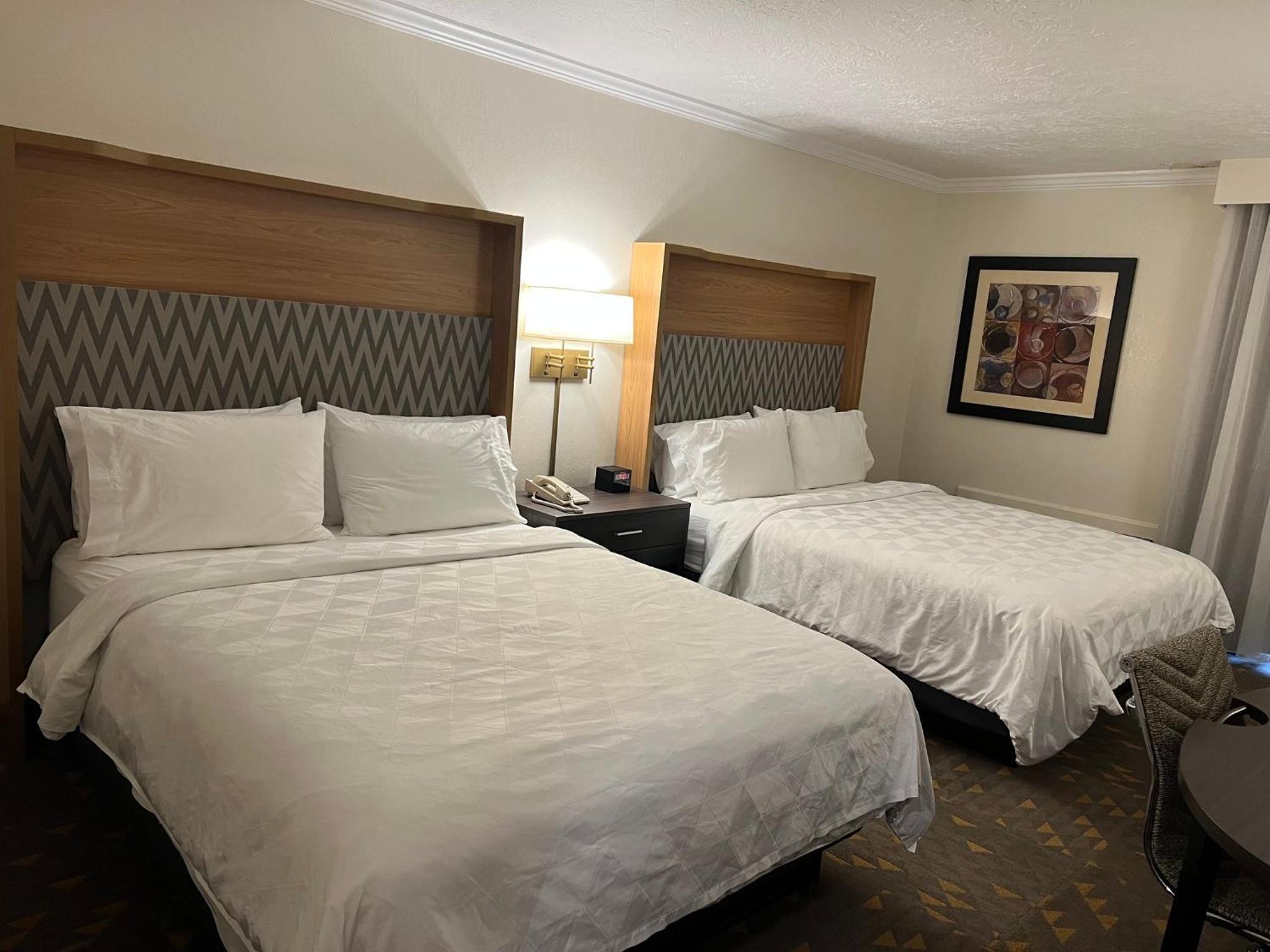 Standard Queen Room with Two Queen Beds - Photo 4