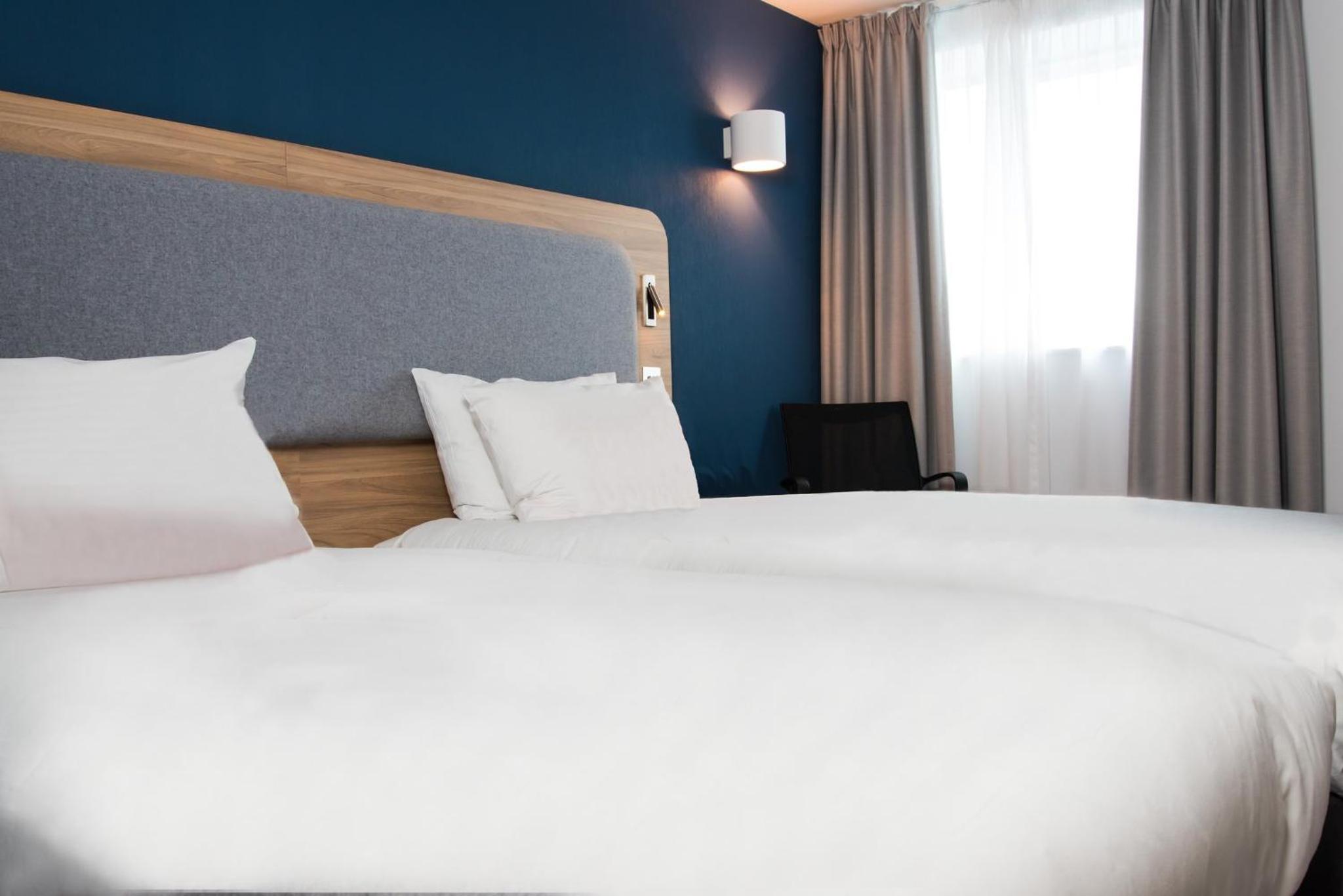 Standard Twin Room with Free Hot Breakfast - Photo 2