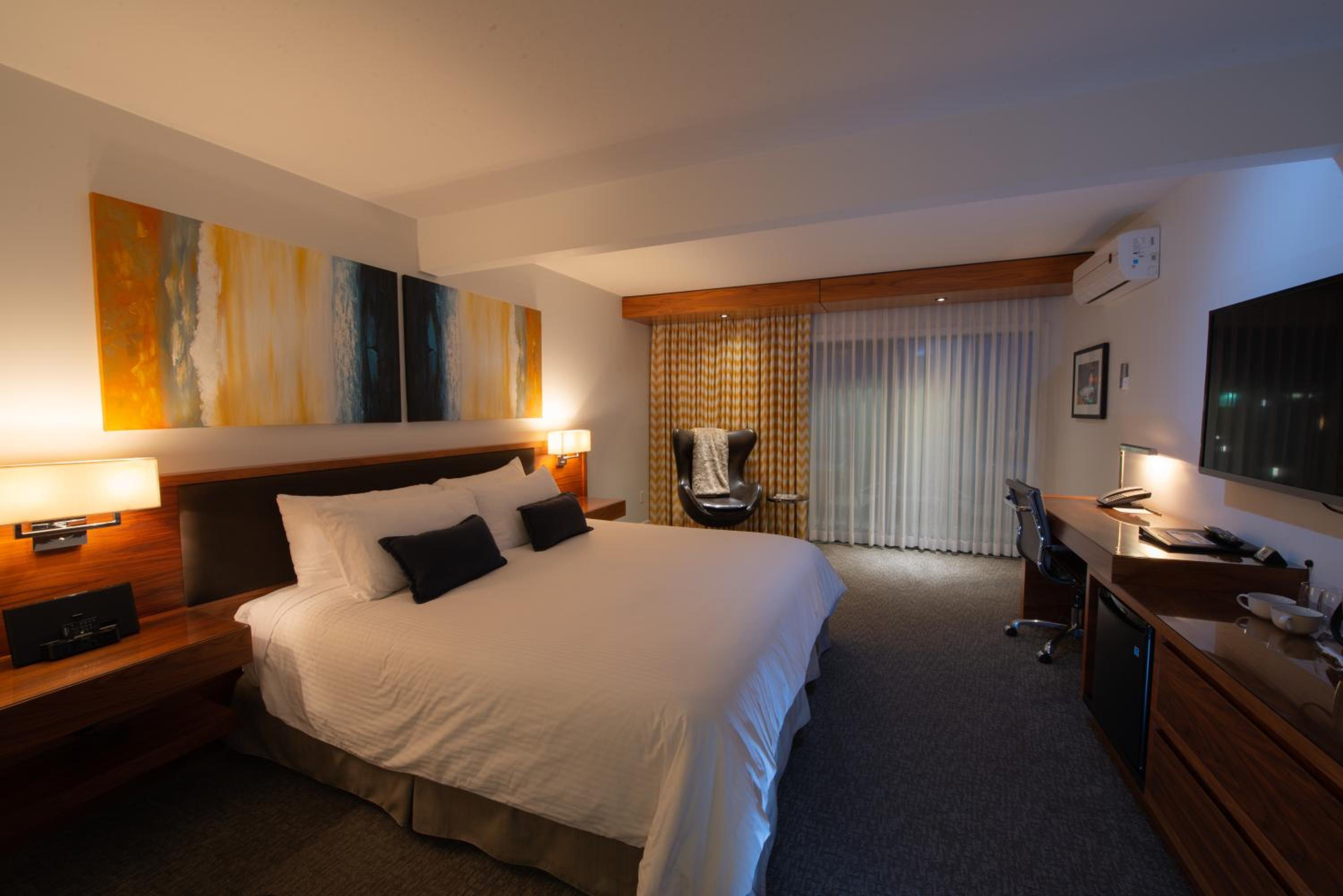 King Room with Ocean View and Balcony photo 2