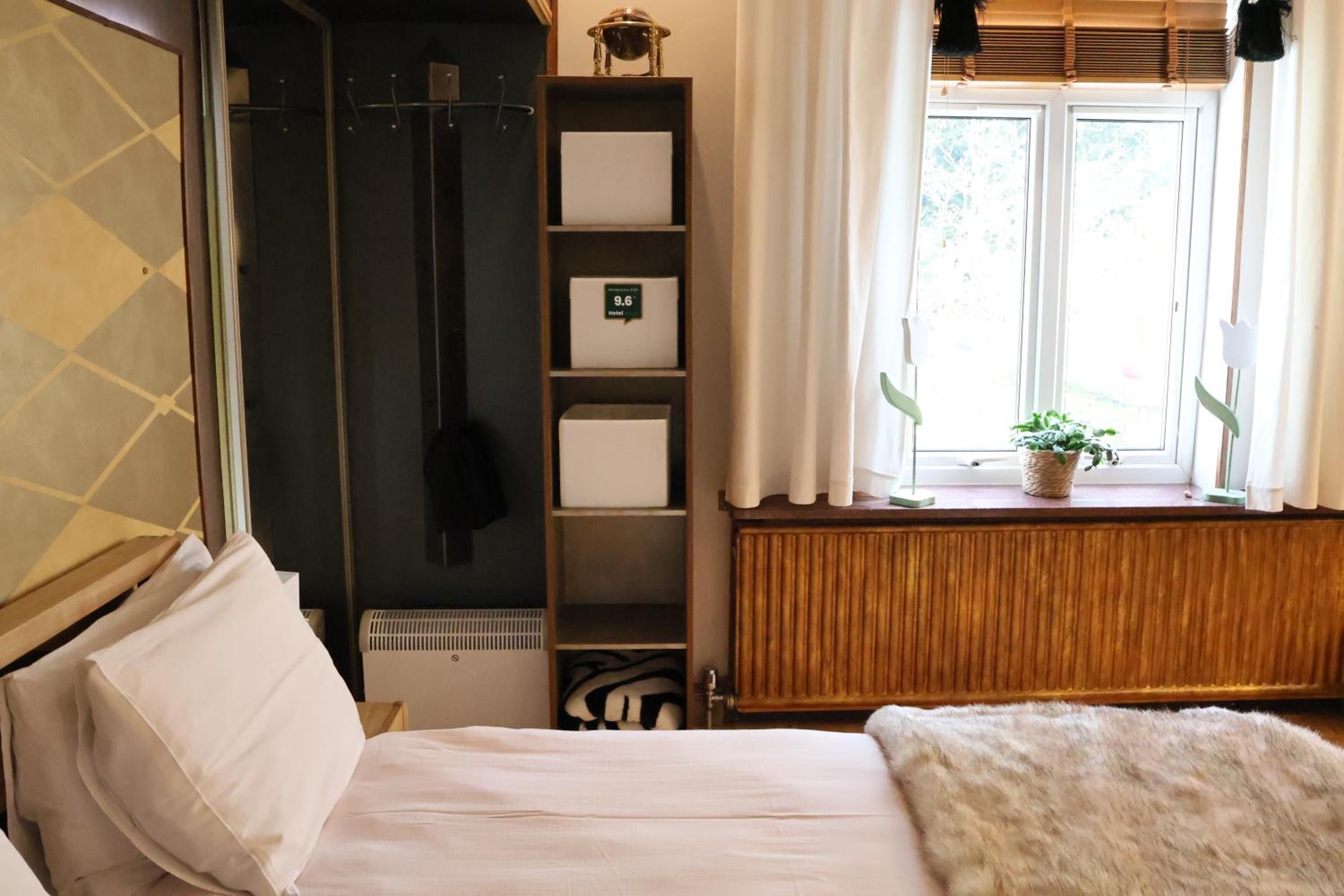 One-Bedroom Apartment - Photo 3