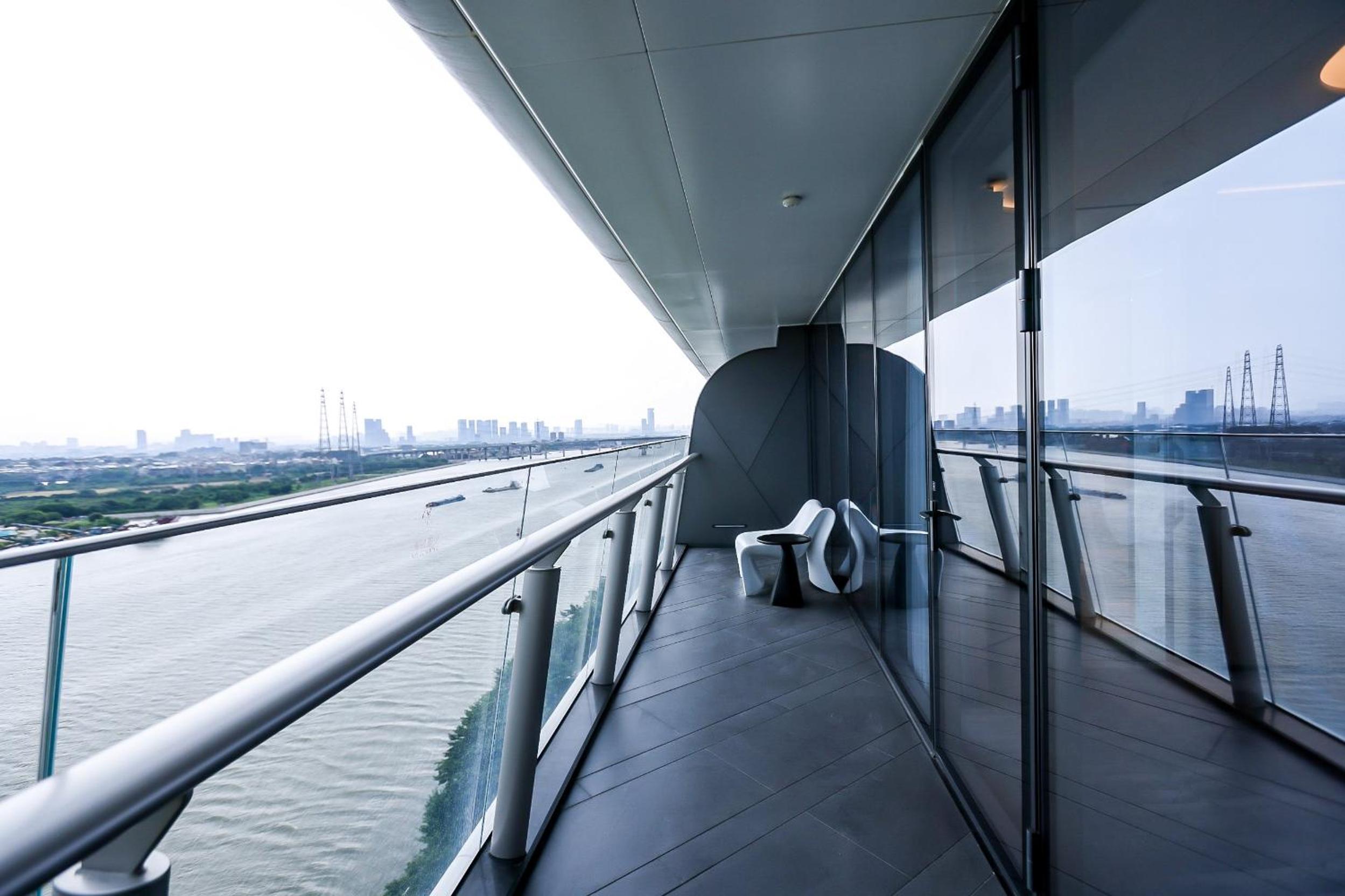 Standard Double Room with Two Double Beds and River View photo 3