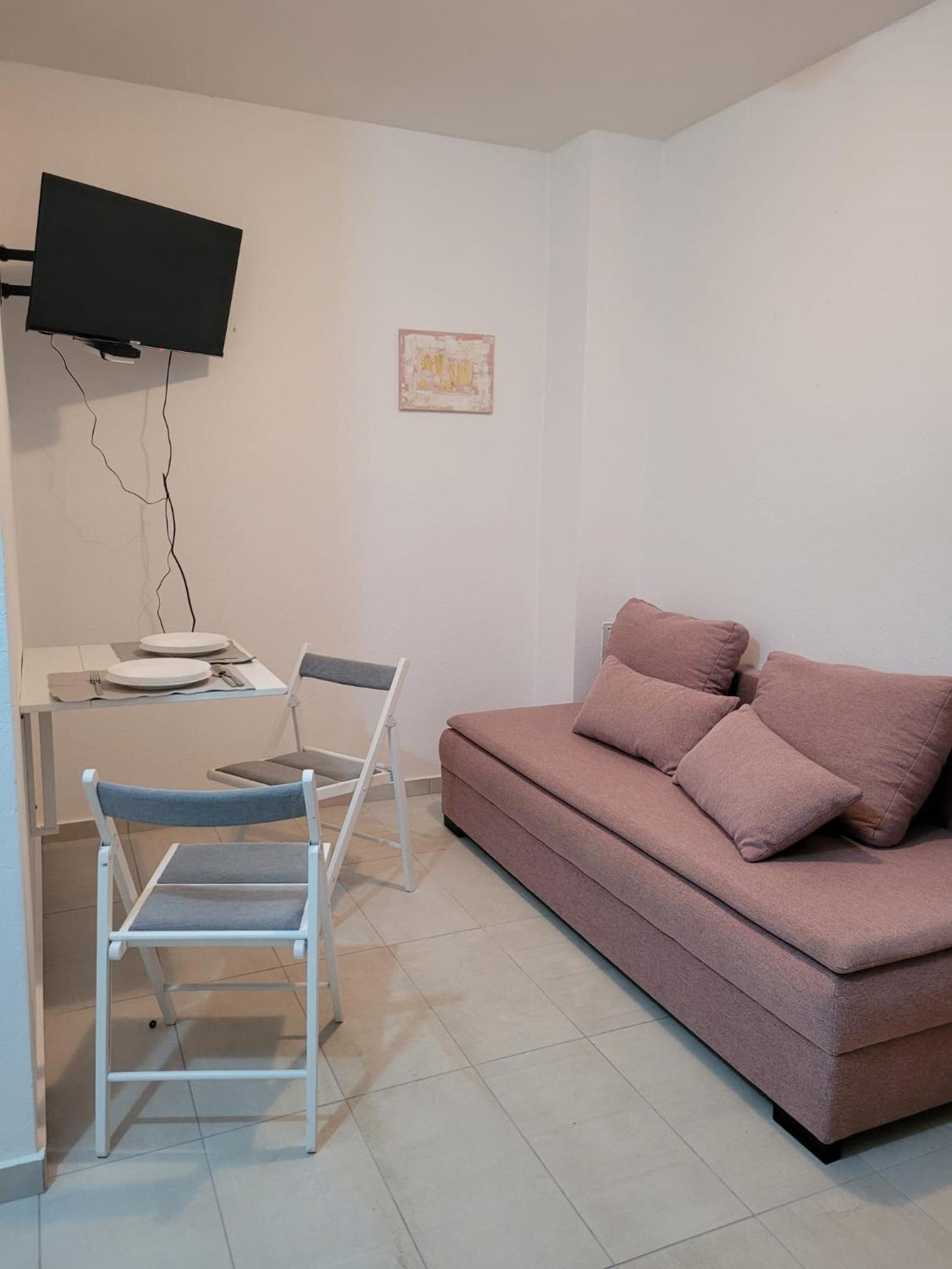 One-Bedroom Apartment photo 1