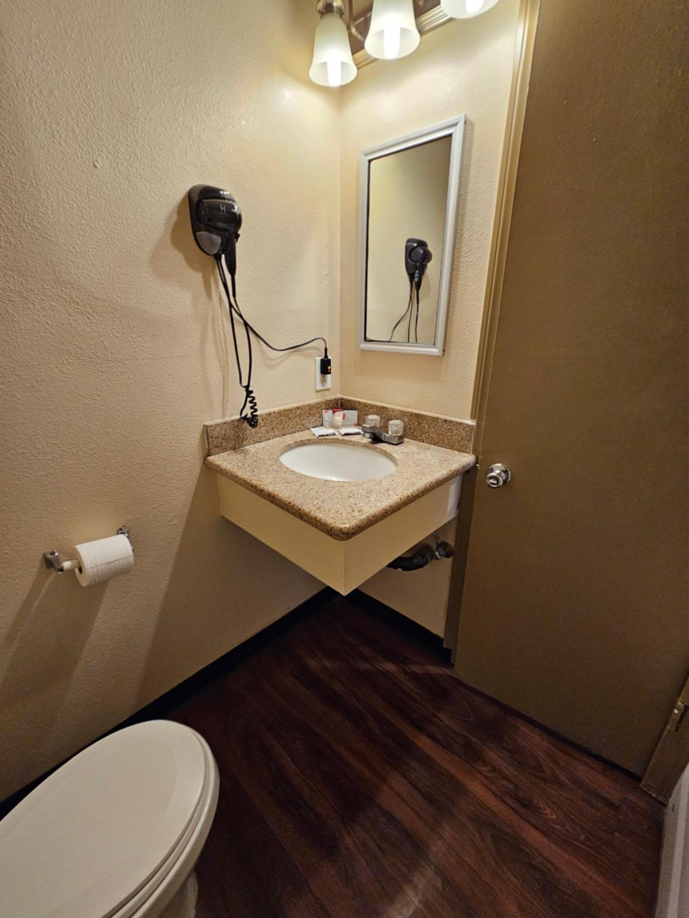 Standard Double Room - Photo 9