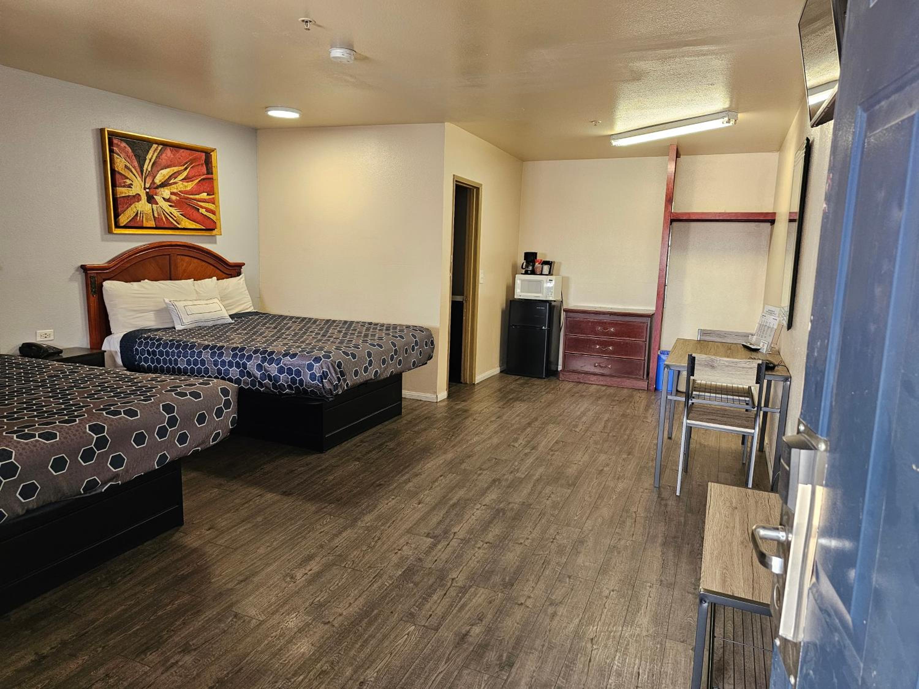 Queen Room with Two Queen Beds - Photo 3