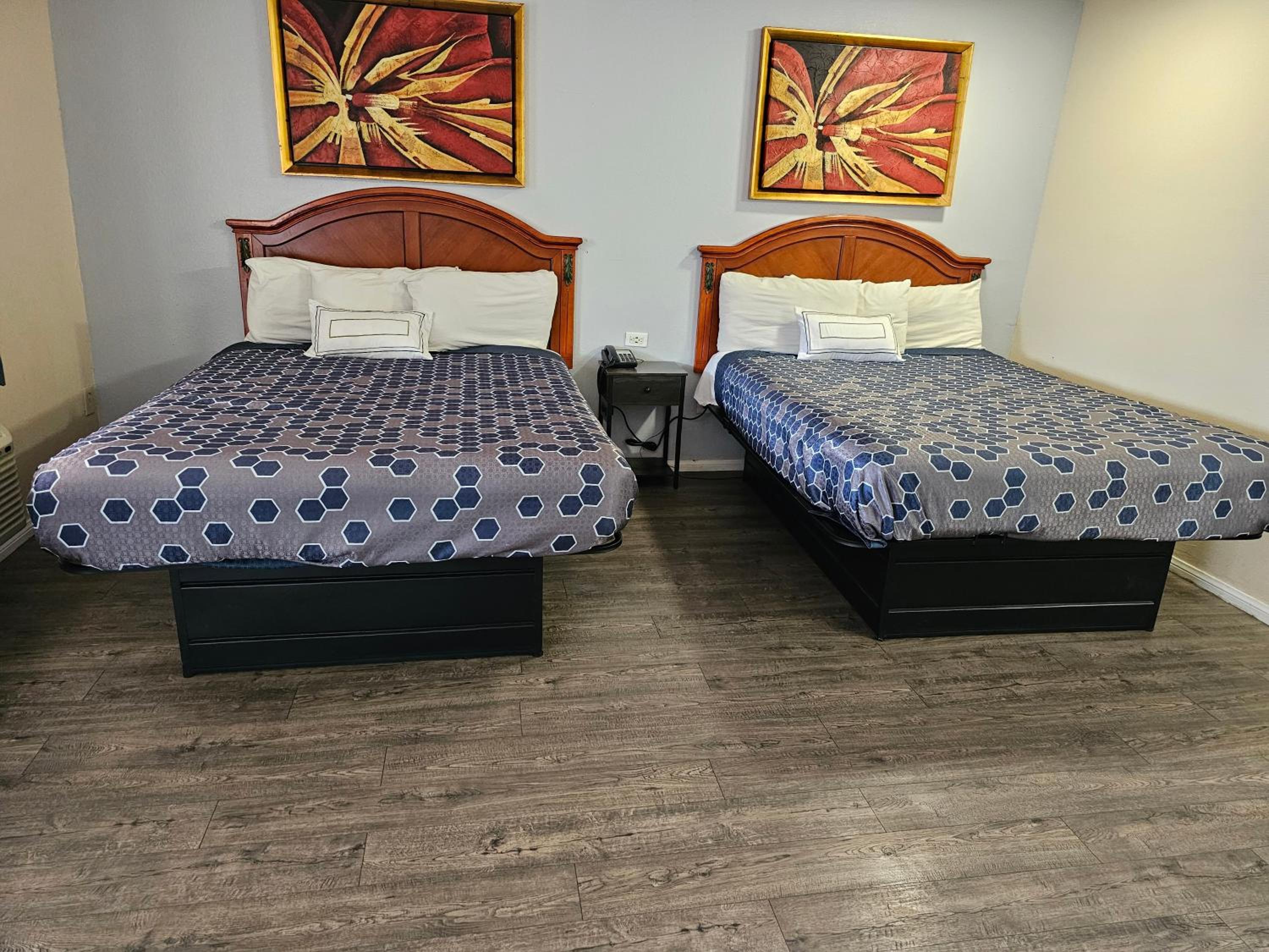 Queen Room with Two Queen Beds - Photo 4