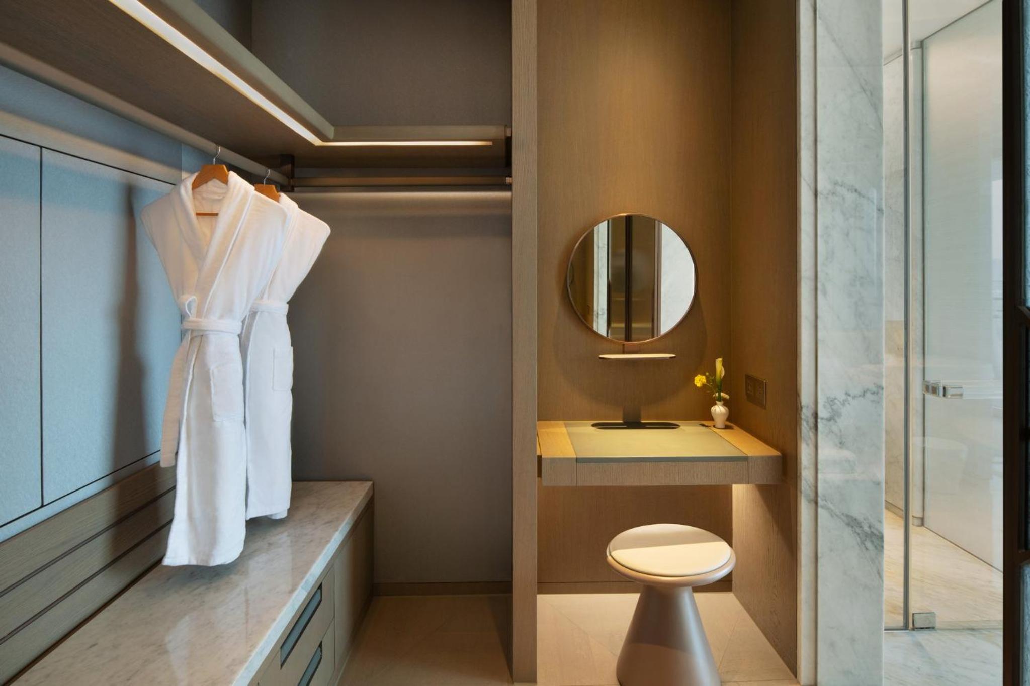 Premium King Room - Lounge Access photo 2
