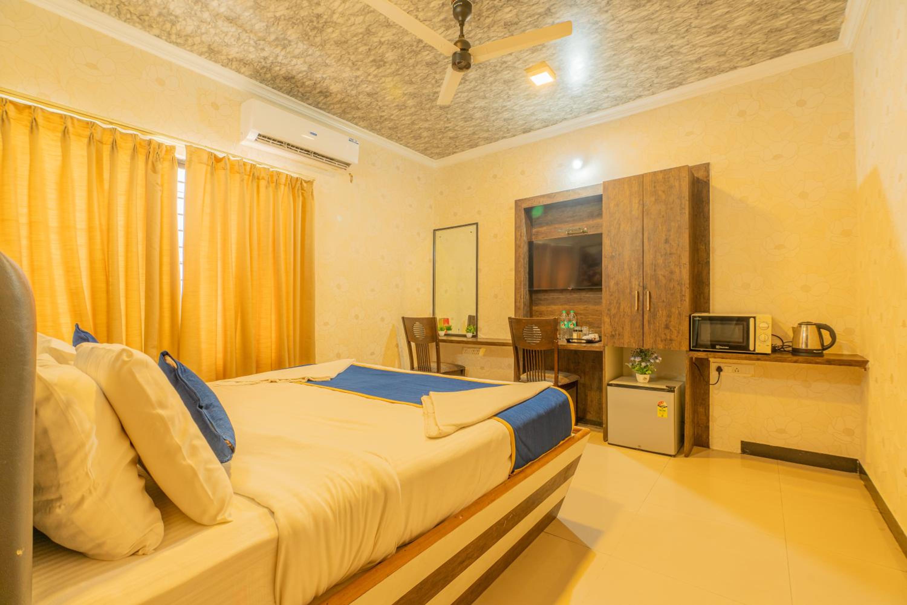 Eight-Bedroom House - Photo 1