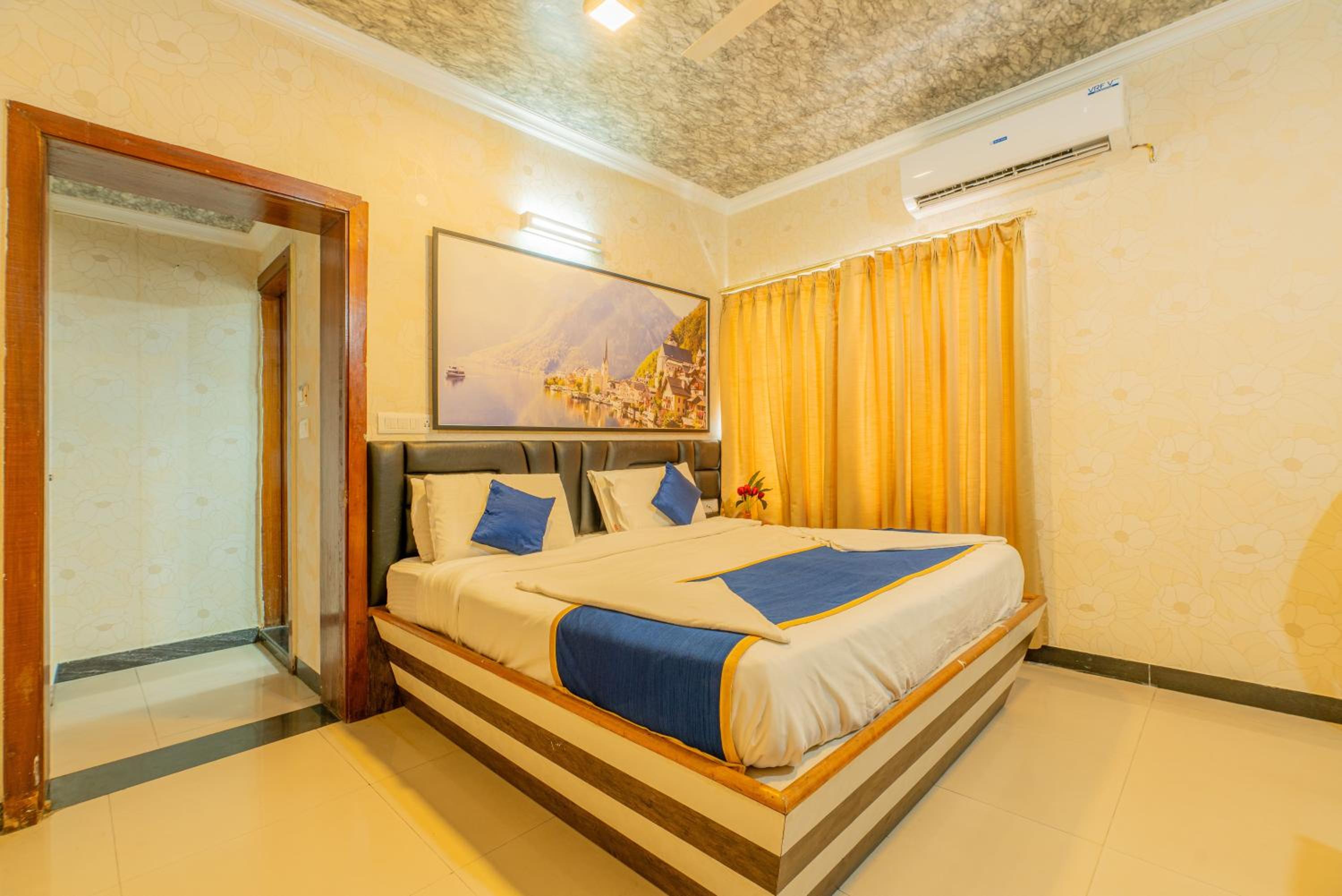 Eight-Bedroom House - Photo 38