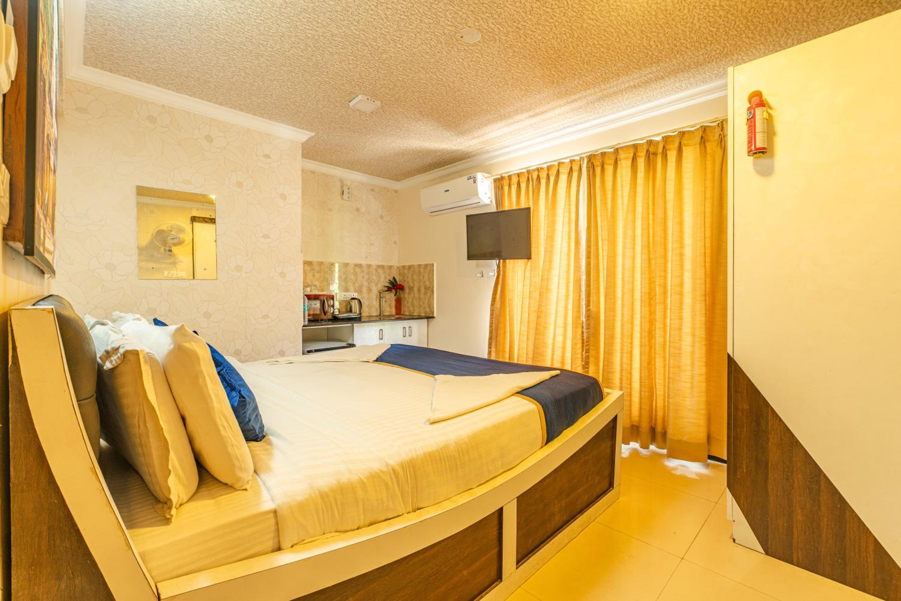 Eight-Bedroom House - Photo 37