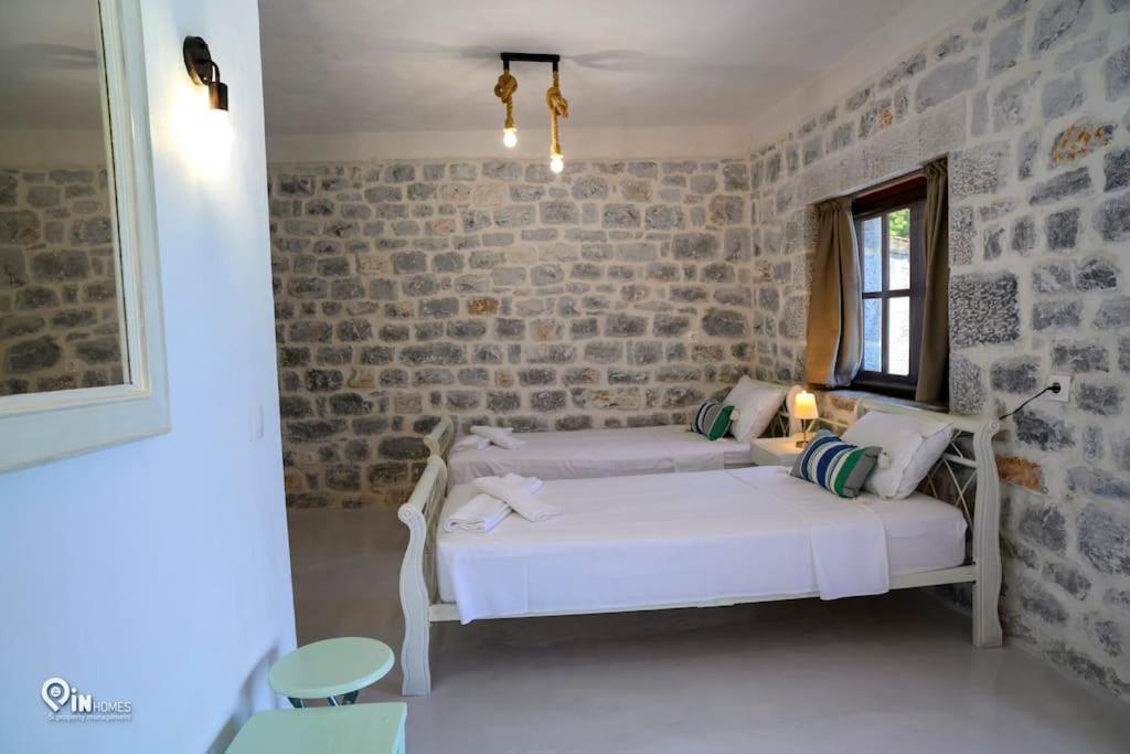 One-Bedroom House photo 1