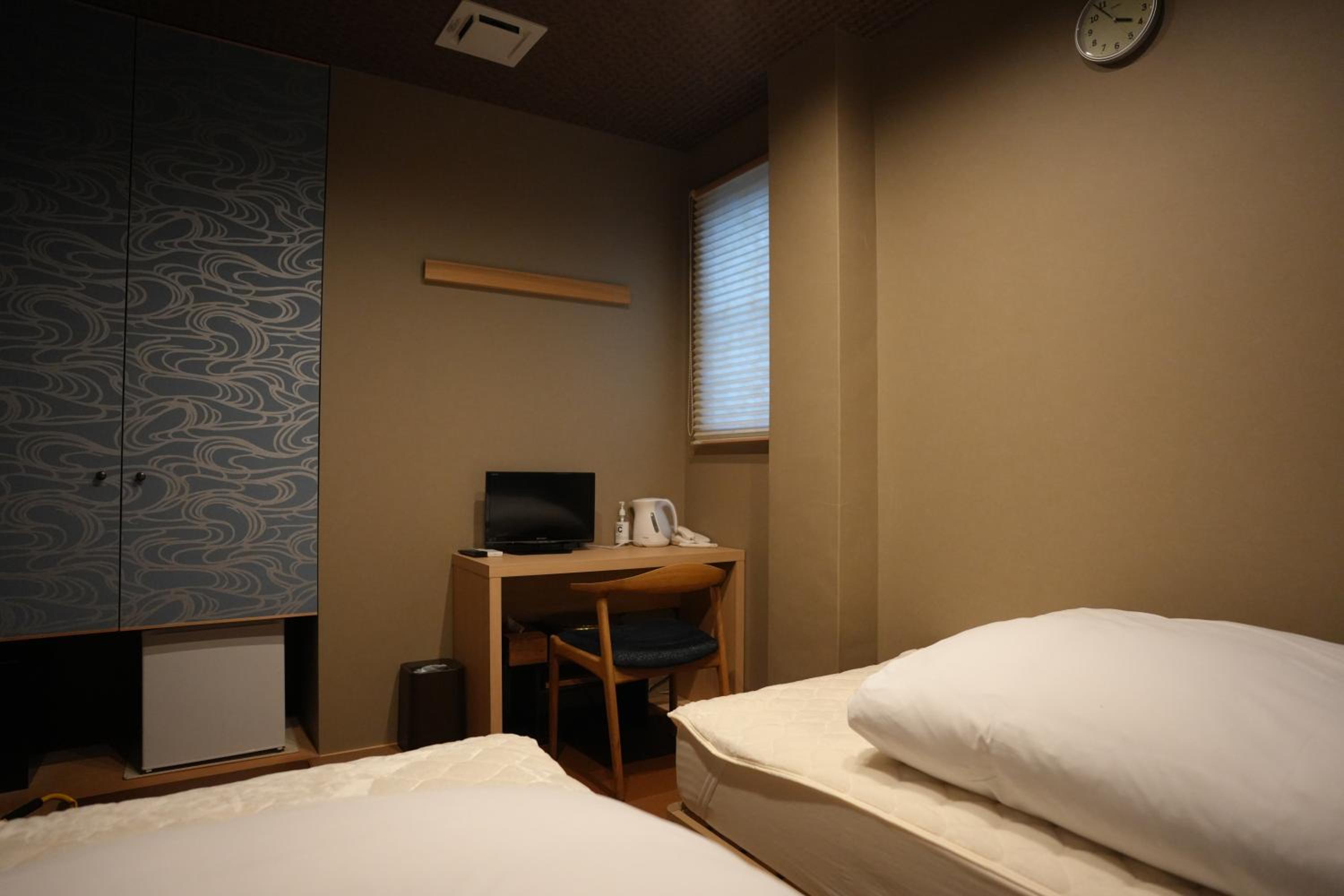 Economy Twin Room photo 3
