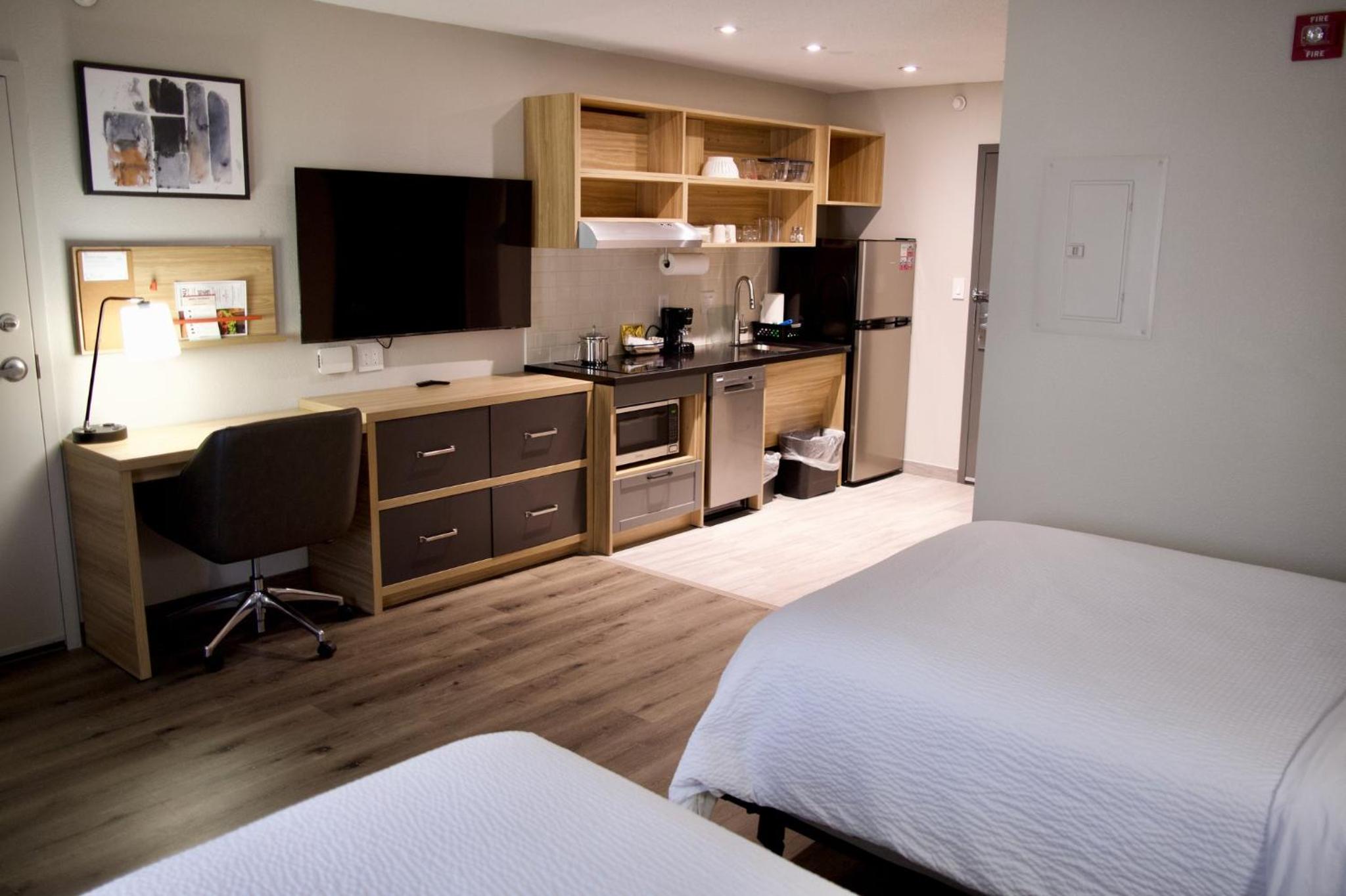 Double Room with Two Double Beds and Mobility Accessible Tub - Photo 2