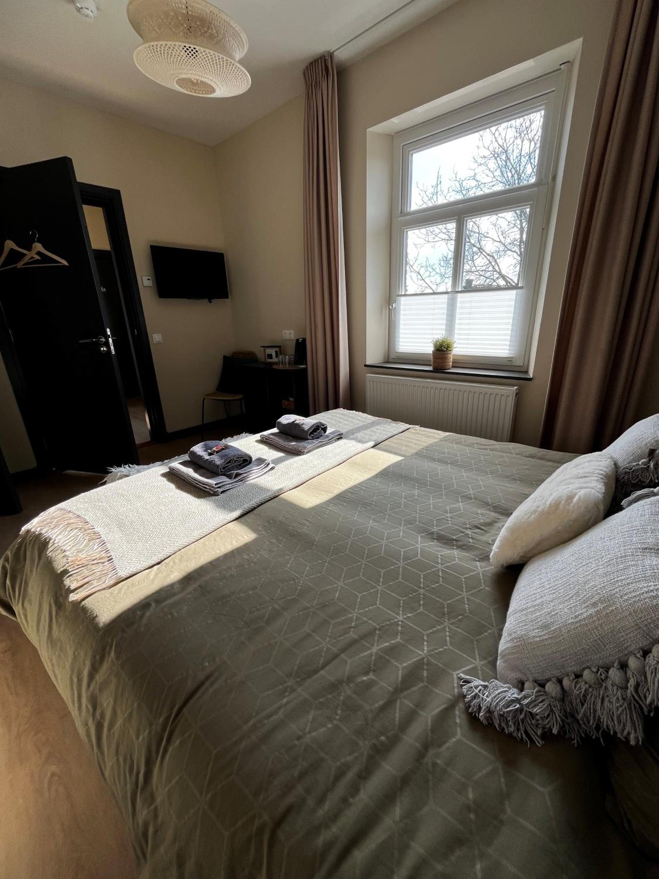 Double Room with Private Bathroom - Photo 2