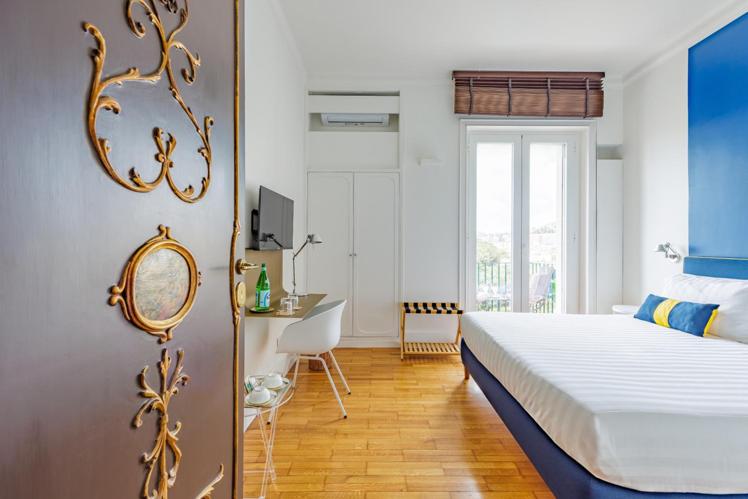 带阳台和海景的双人间