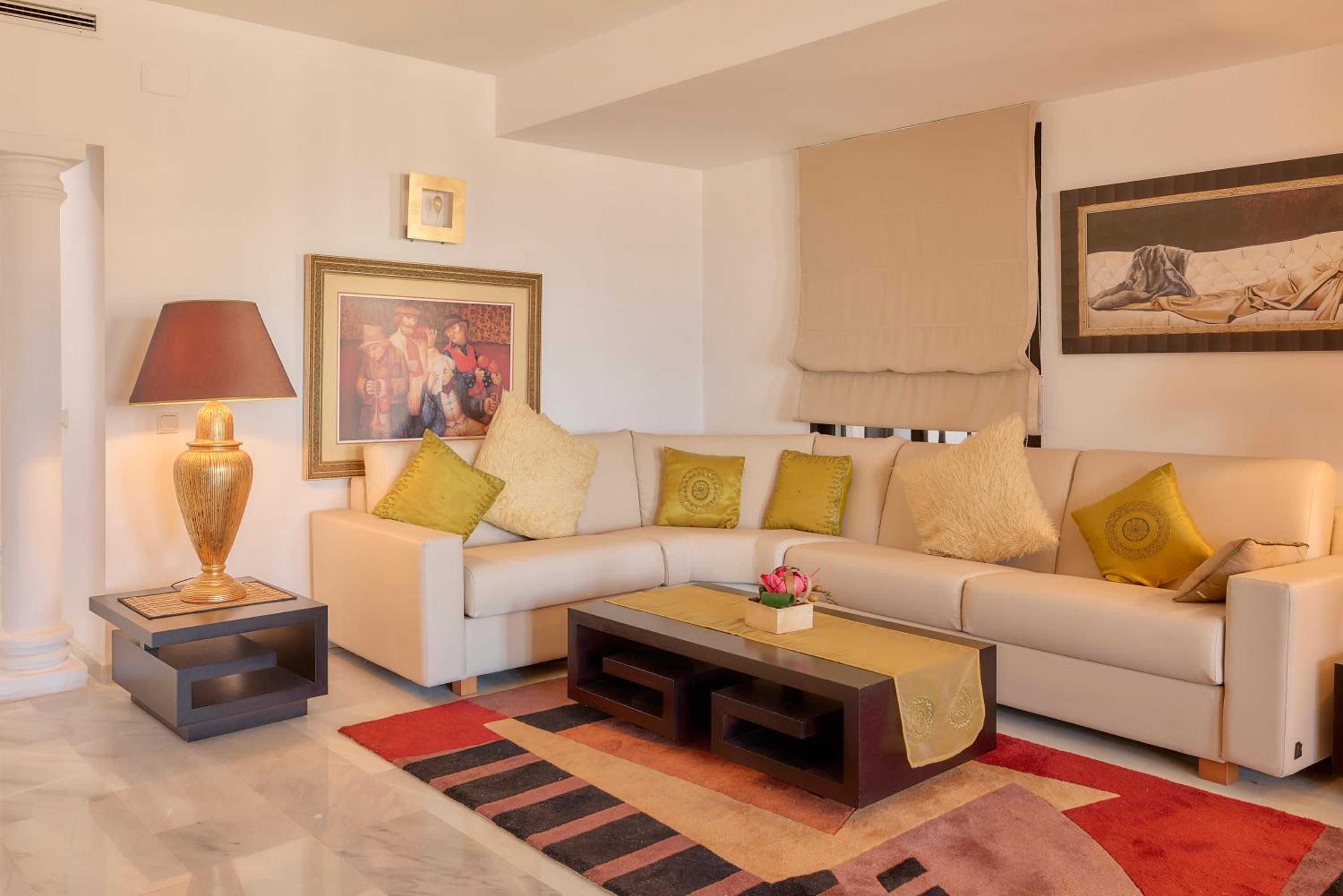 Apartamento de dos habitaciones con balcón y vista al mar