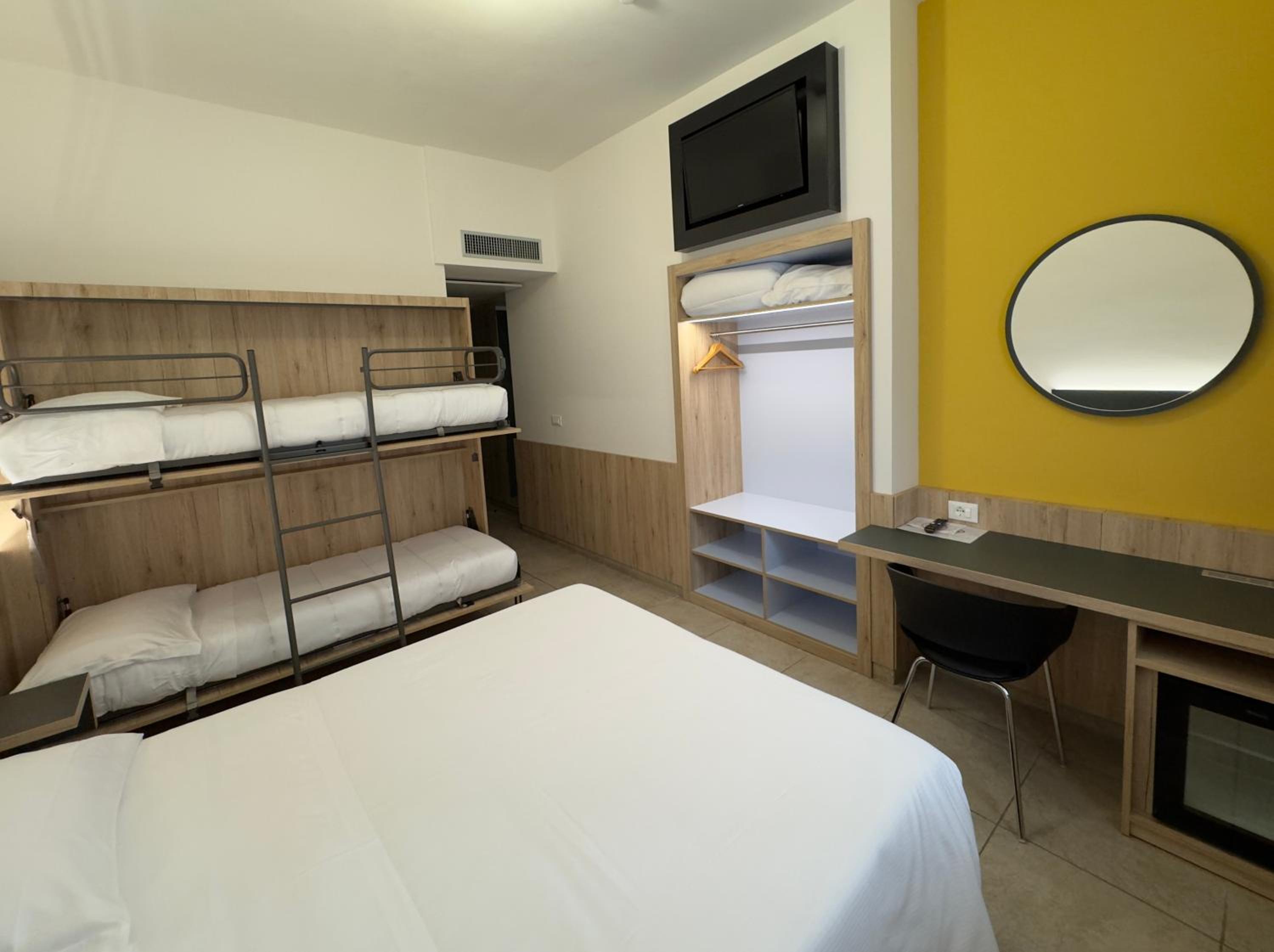 Superior Quadruple Room - Photo 1