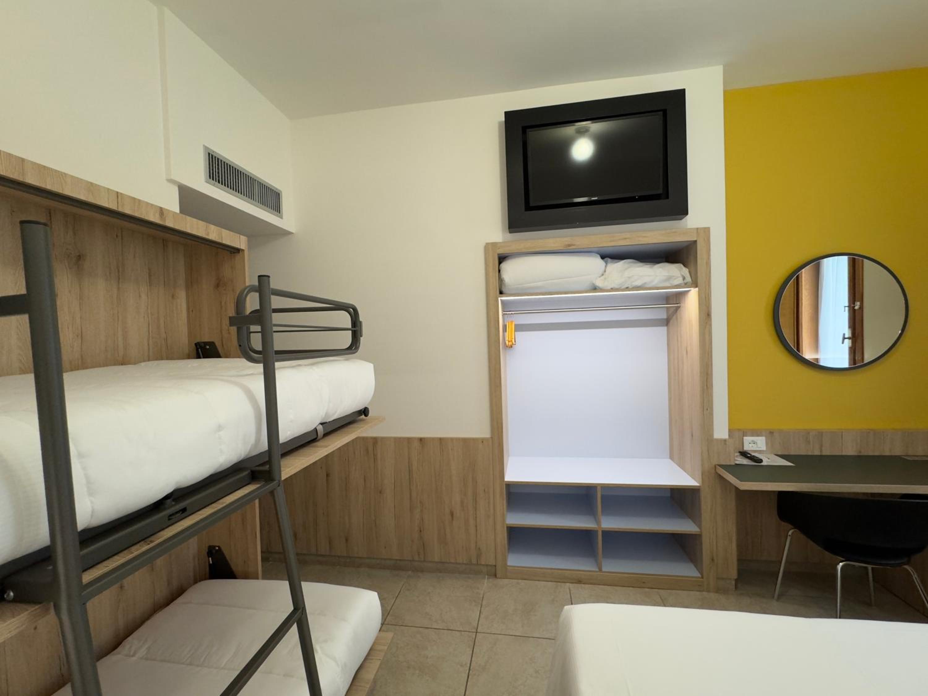 Superior Quadruple Room - Photo 2