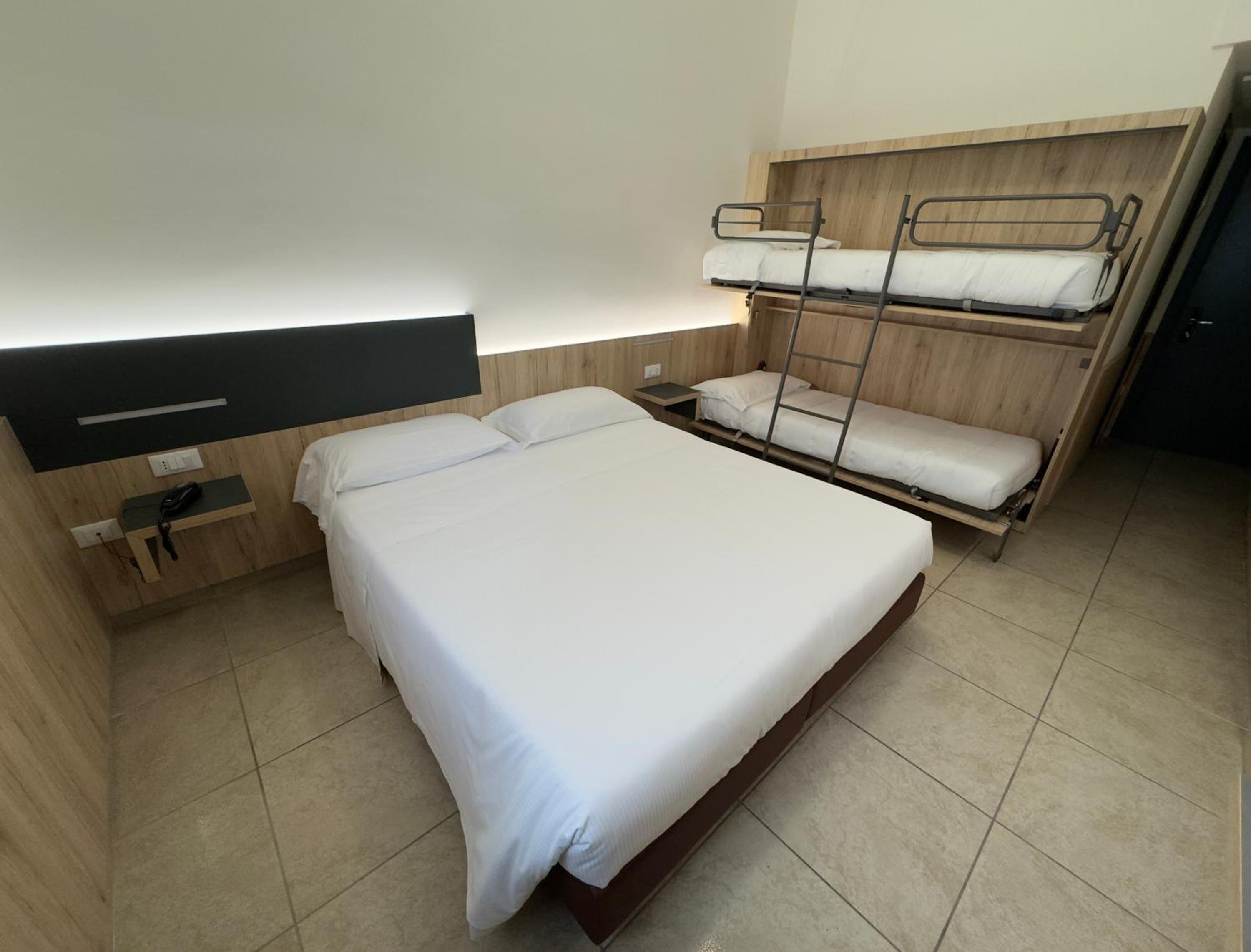 Superior Quadruple Room - Photo 3