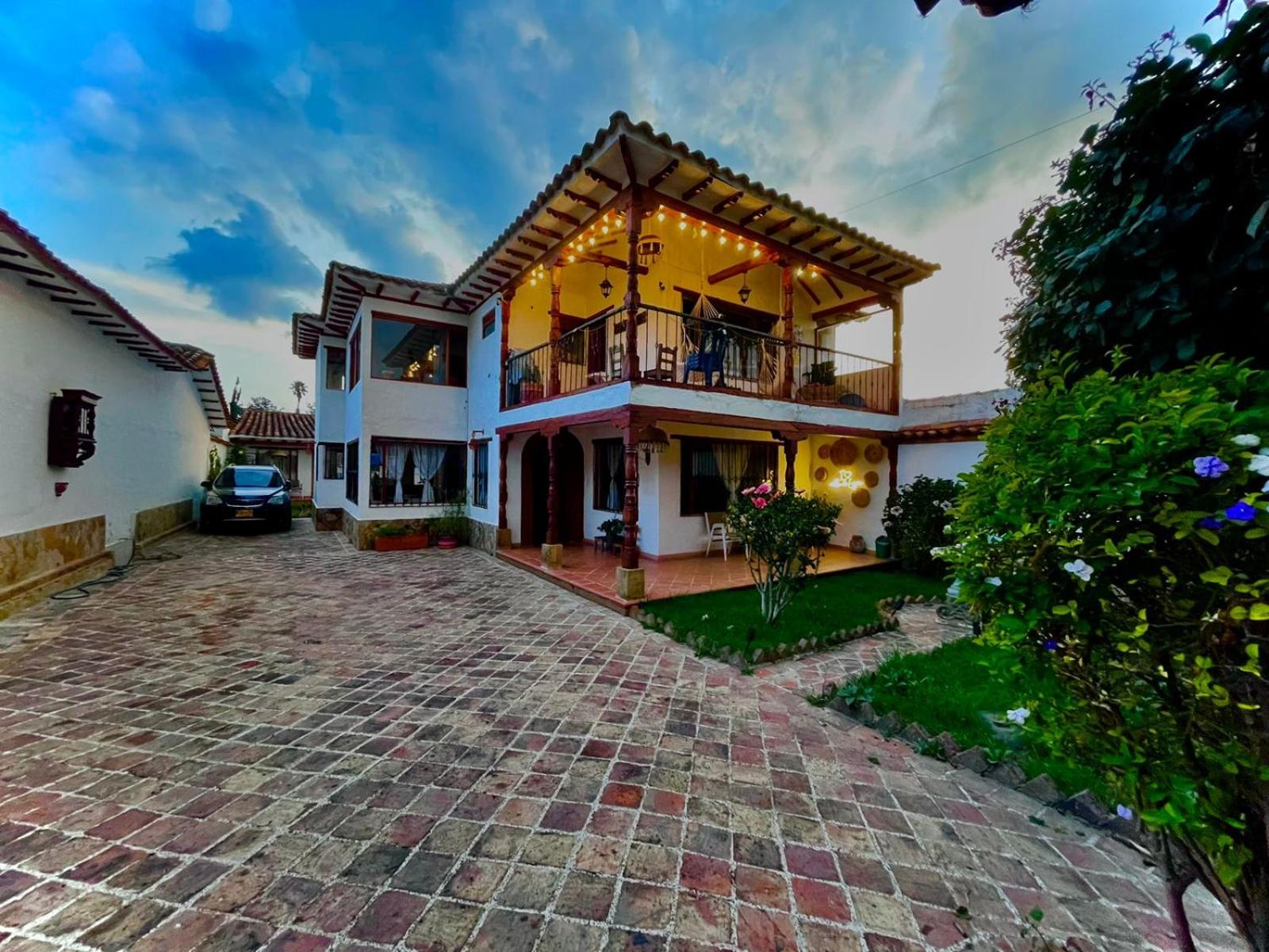 Five-Bedroom House photo 1