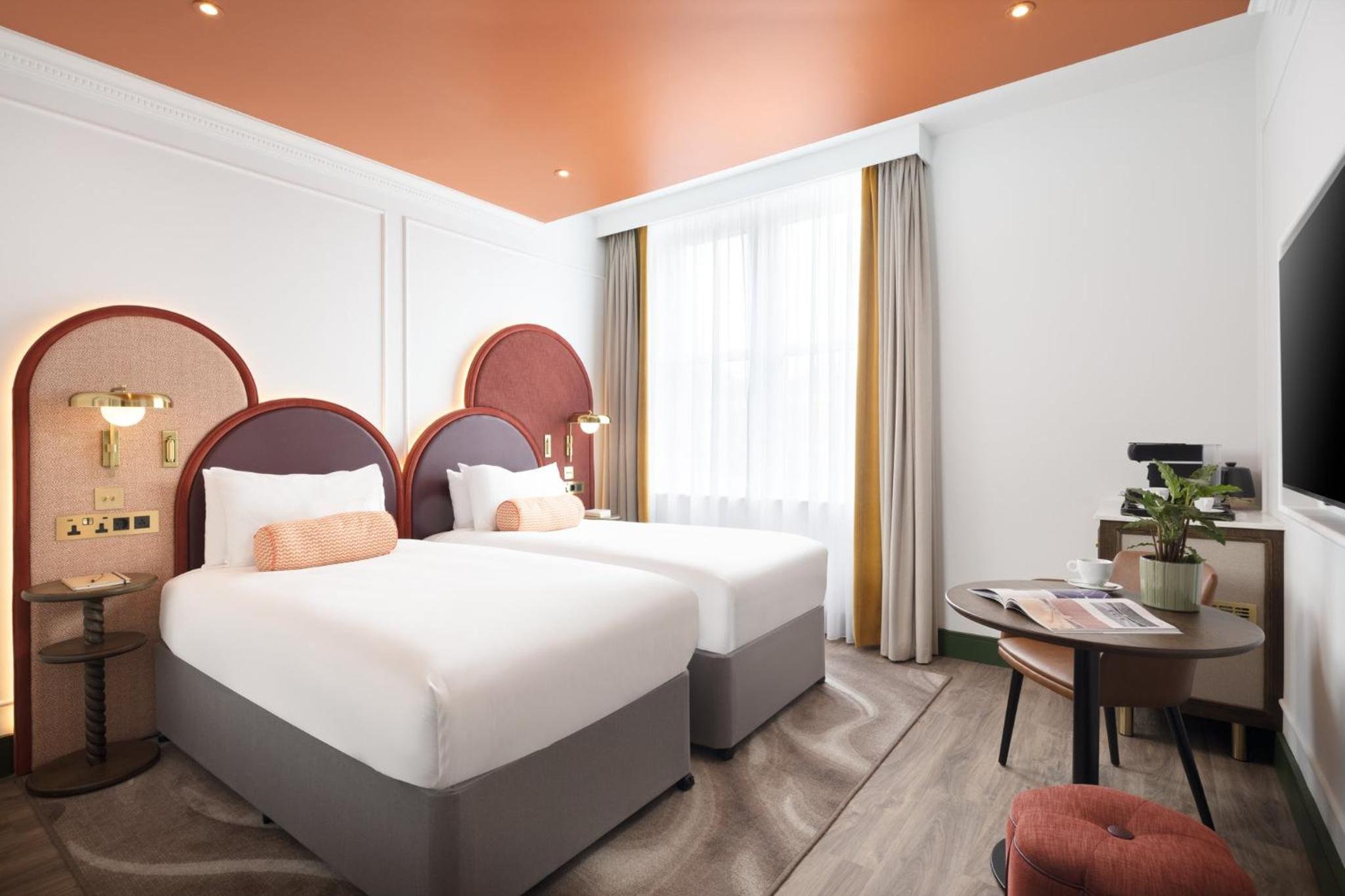 Premium Twin Room with Street View photo 2