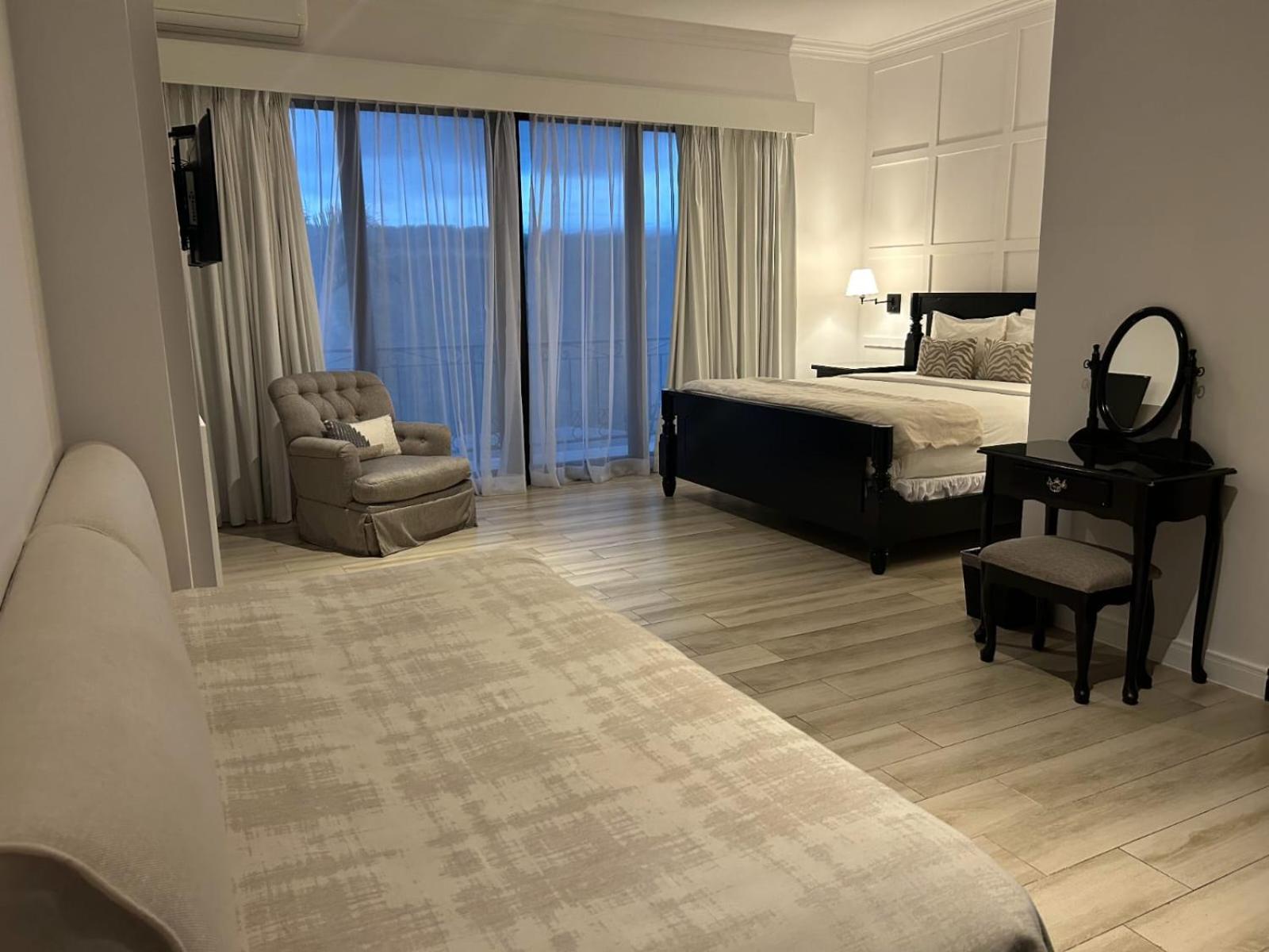 Suite with Balcony photo 3