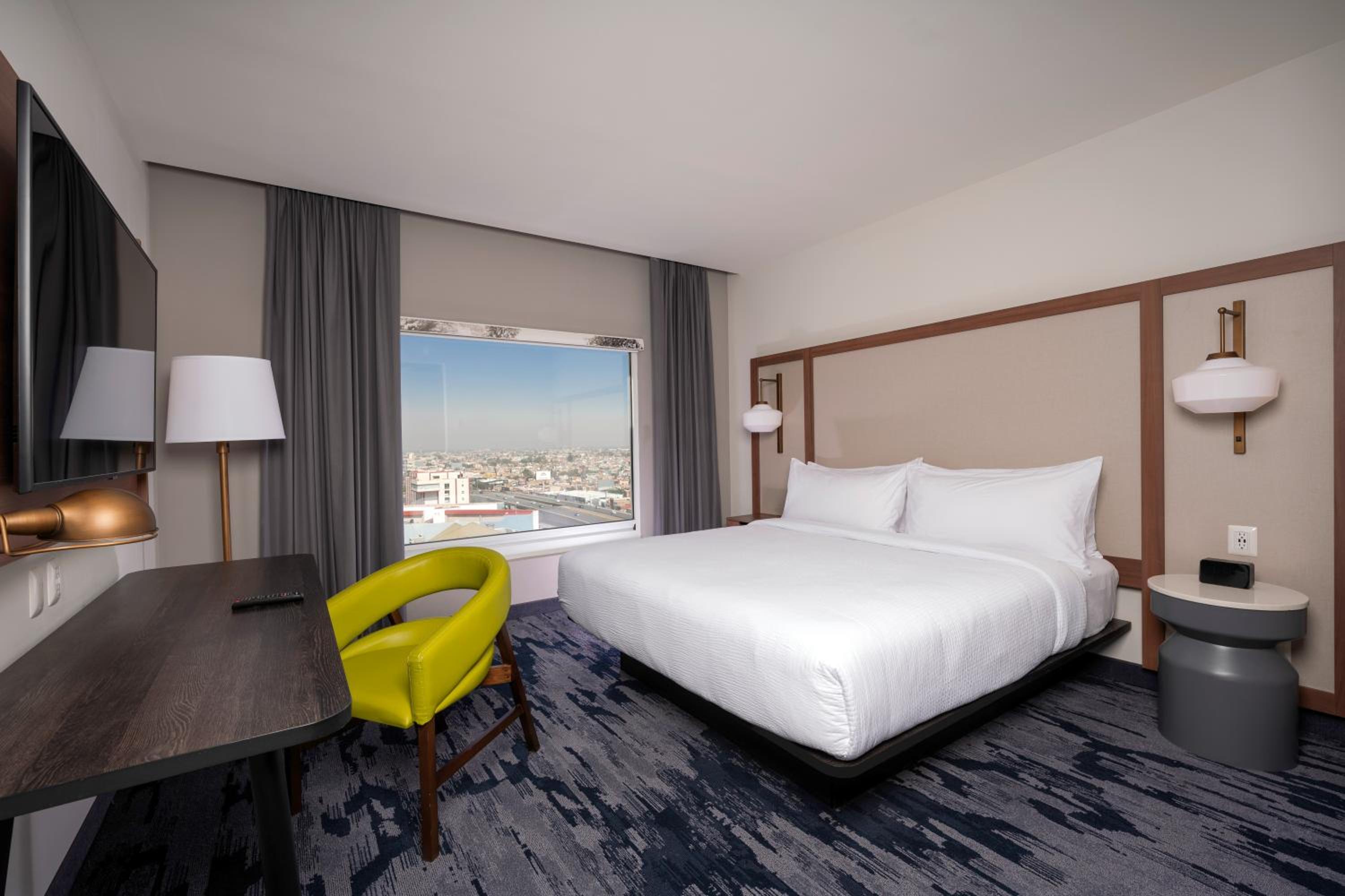 Deluxe King Room with Non-Private Sofa Bed photo 1