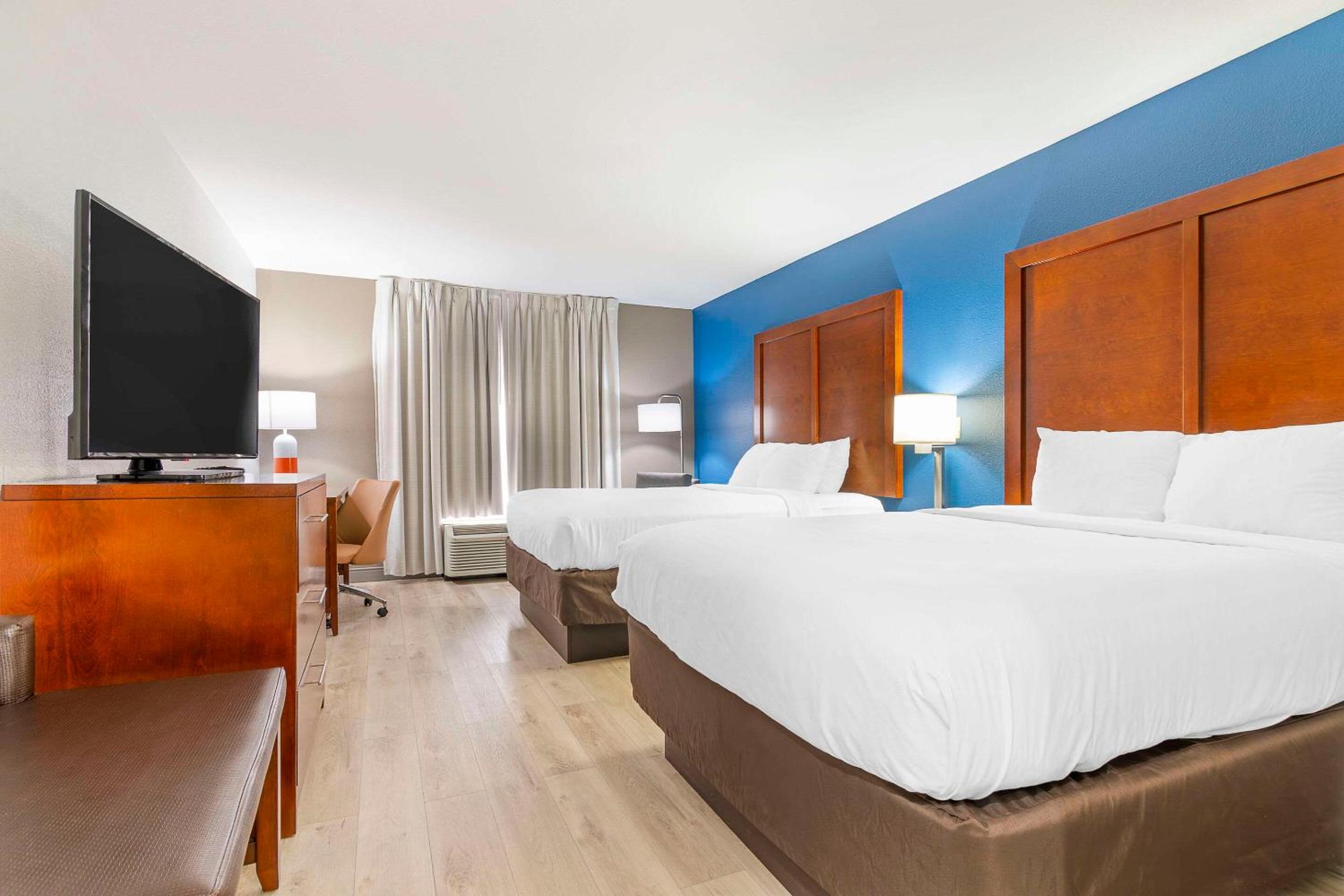 Queen Room with Two Queen Beds - Non-Smoking - Photo 1