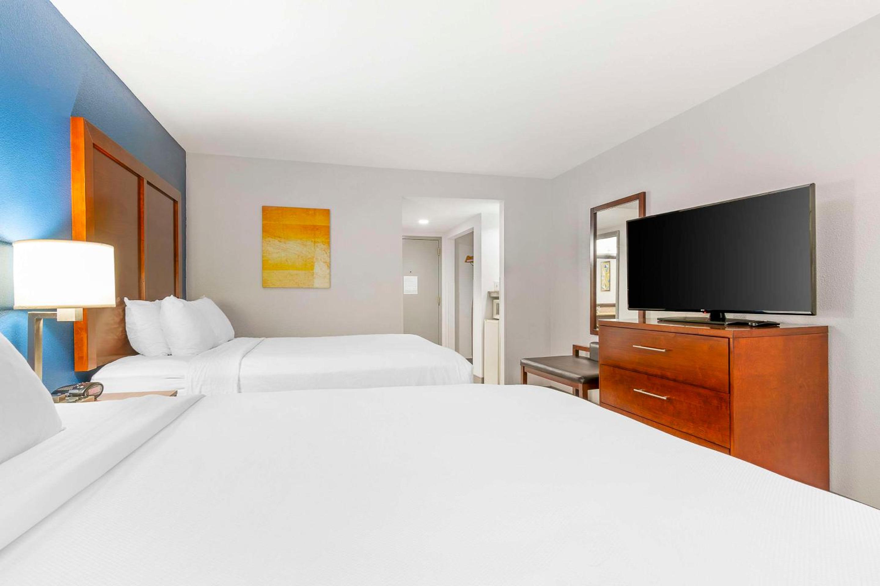 Queen Room with Two Queen Beds - Non-Smoking - Photo 3
