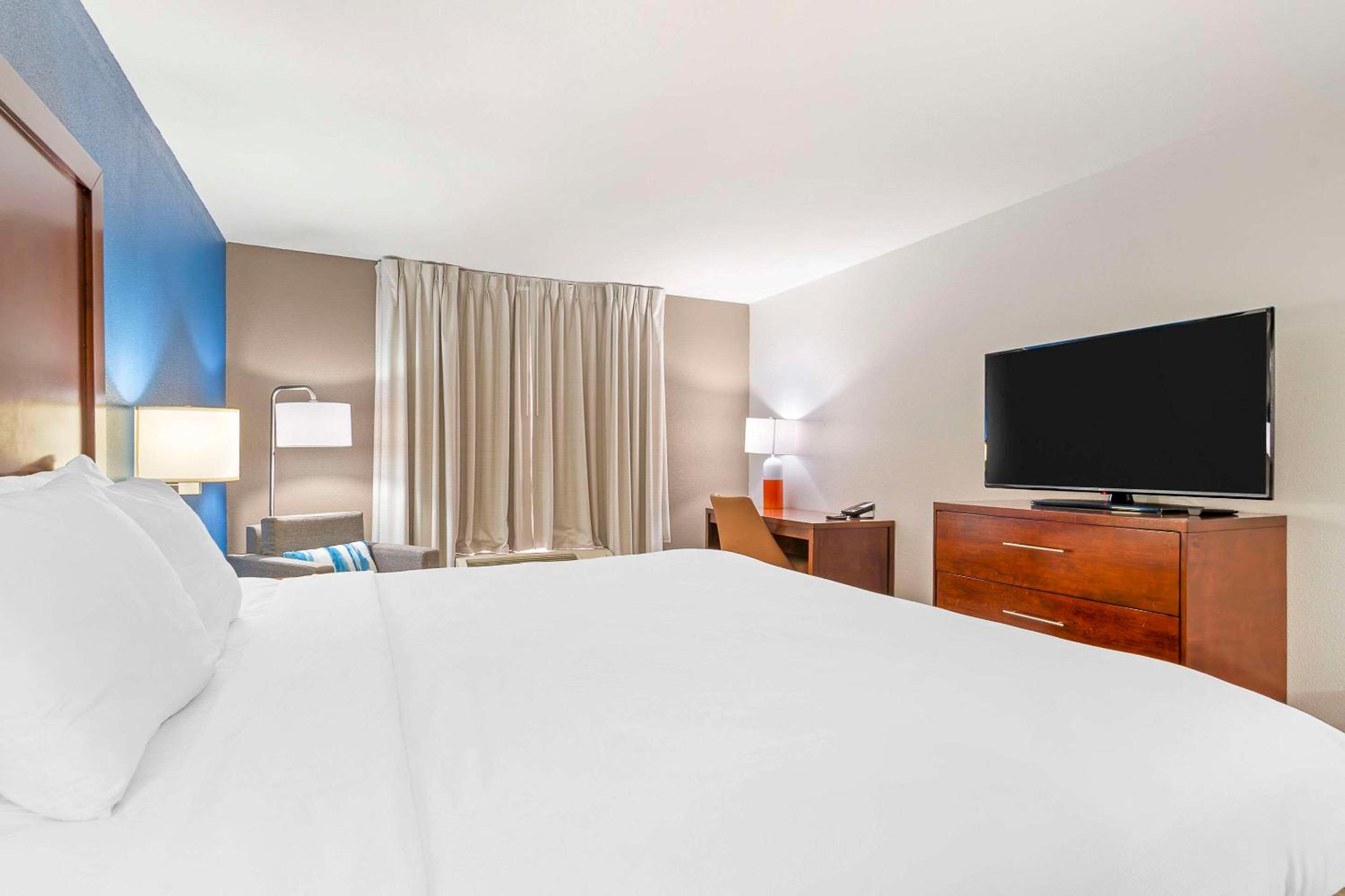 King Room - Non-Smoking - Photo 2