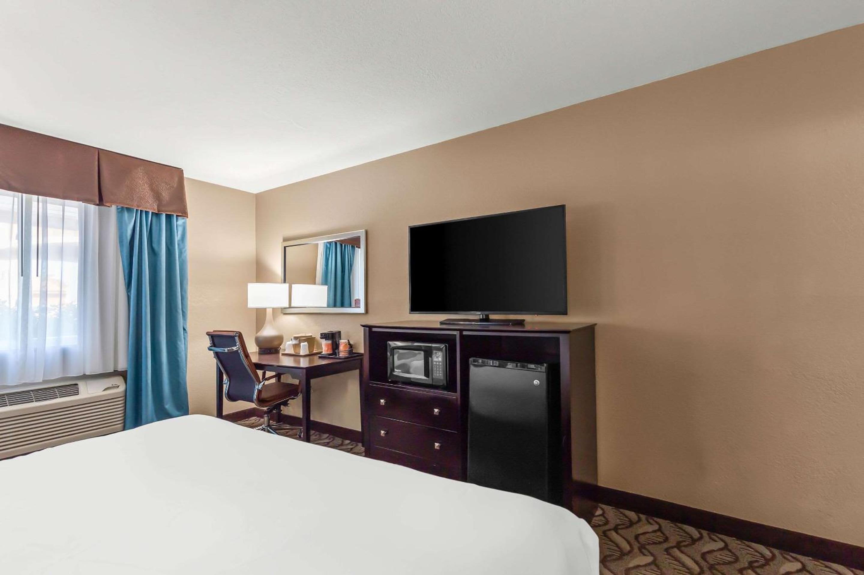 King Room - Non-Smoking - Photo 2