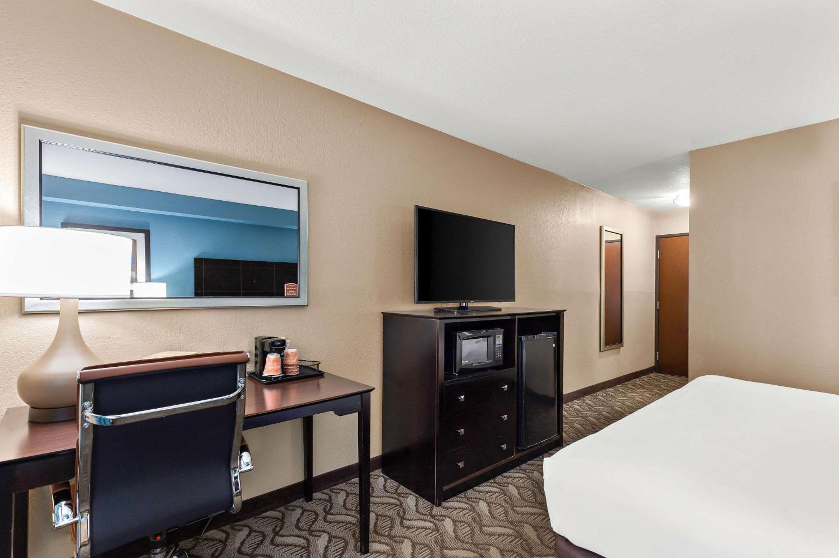 King Room - Non-Smoking - Photo 8