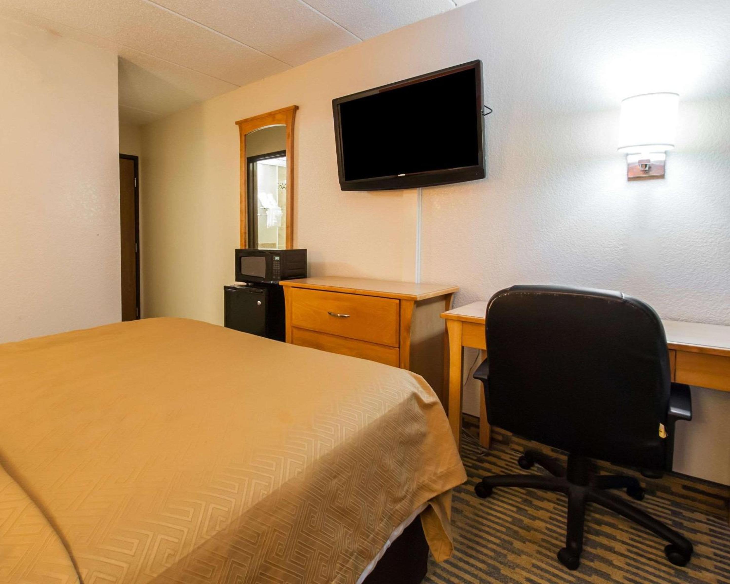 Queen Room - Non-Smoking - Photo 2