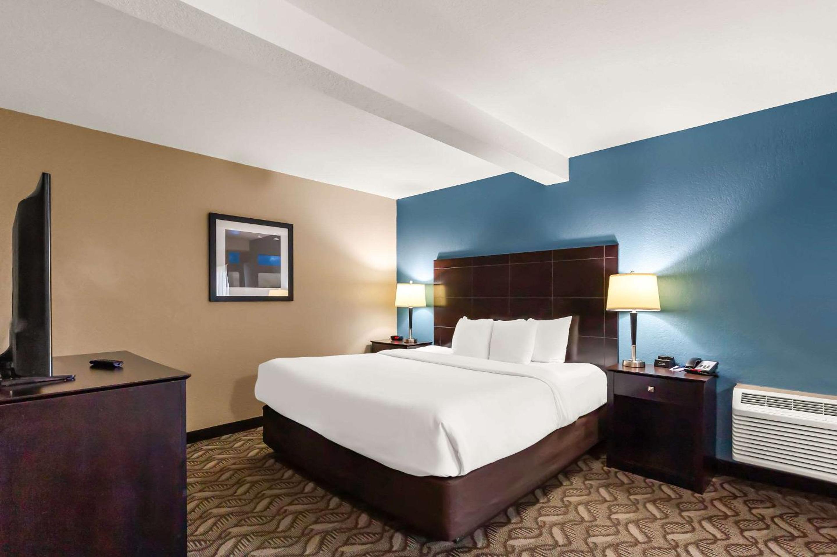 King Suite with Sofabed- Non Smoking - Photo 1