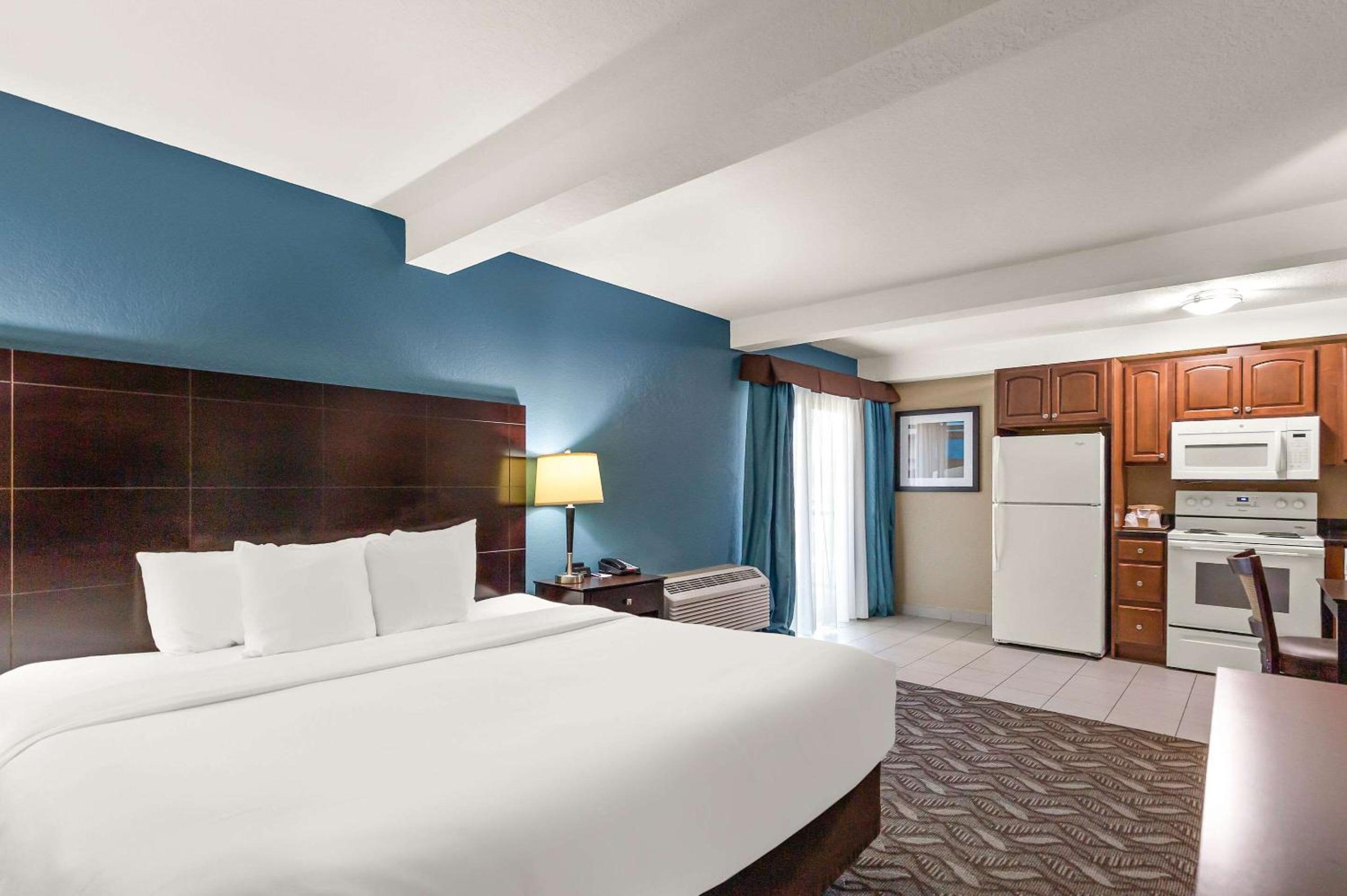 King Suite with Sofabed- Non Smoking - Photo 2