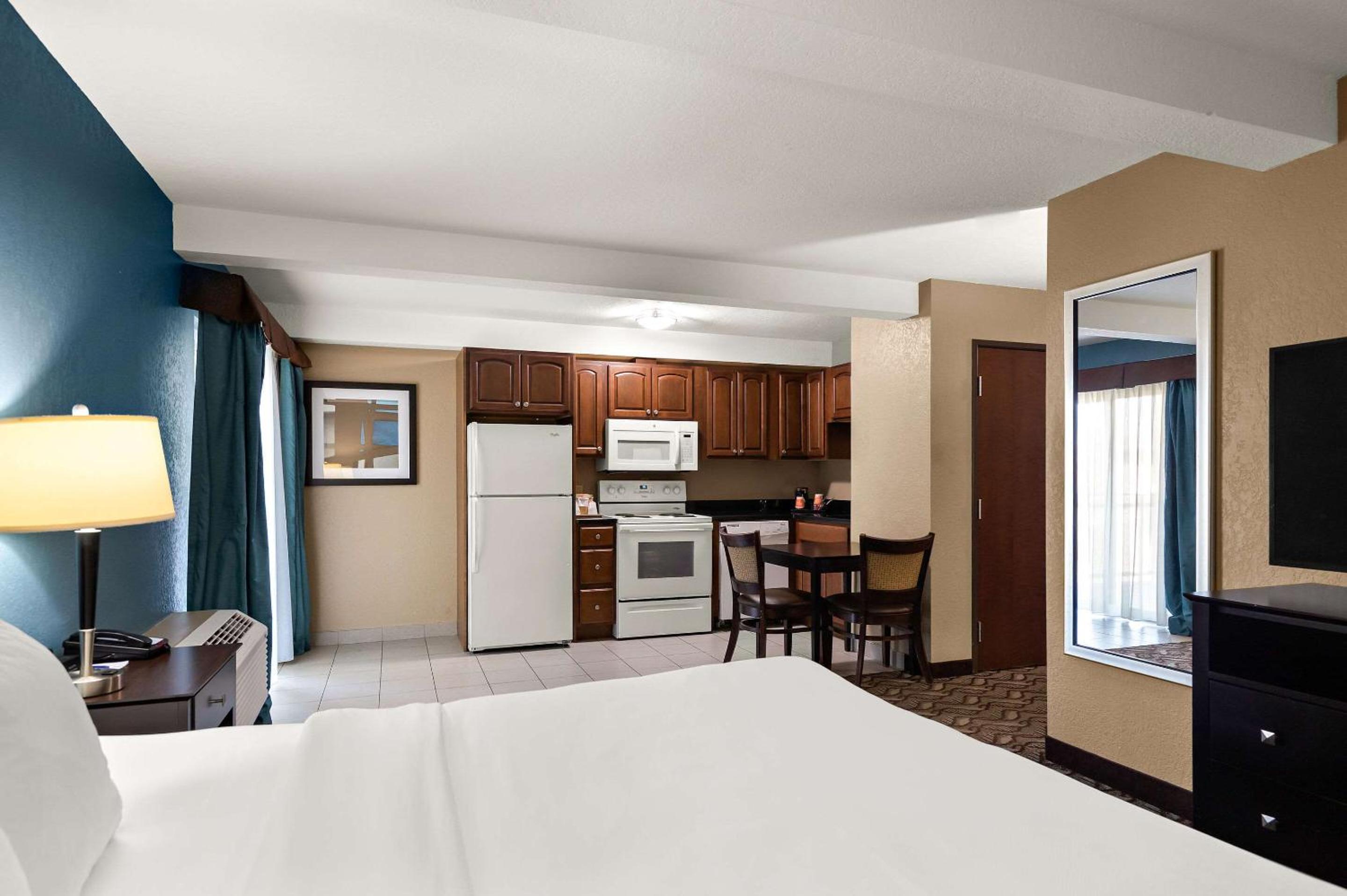 King Suite with Sofabed- Non Smoking - Photo 3