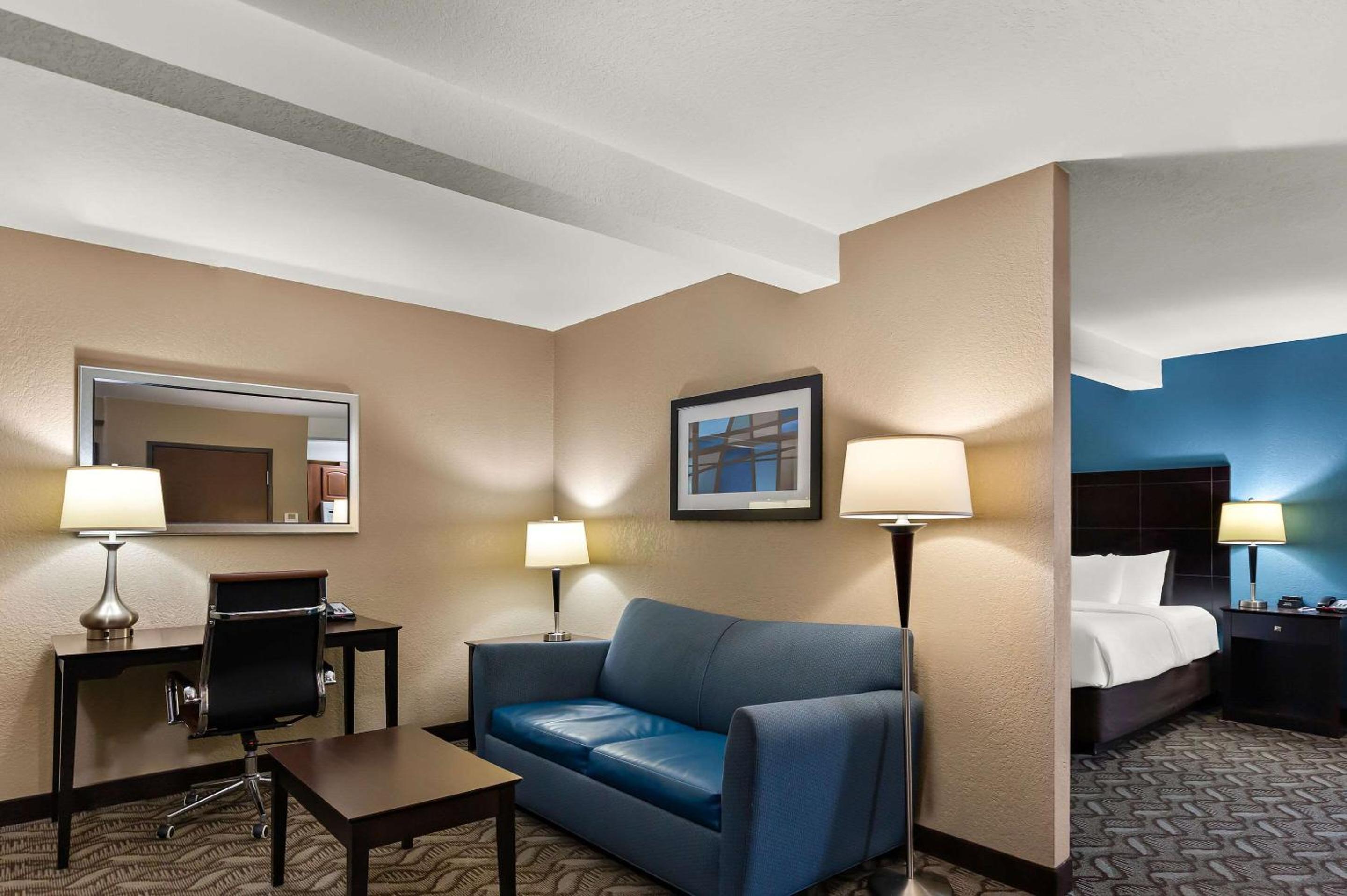 King Suite with Sofabed- Non Smoking - Photo 6