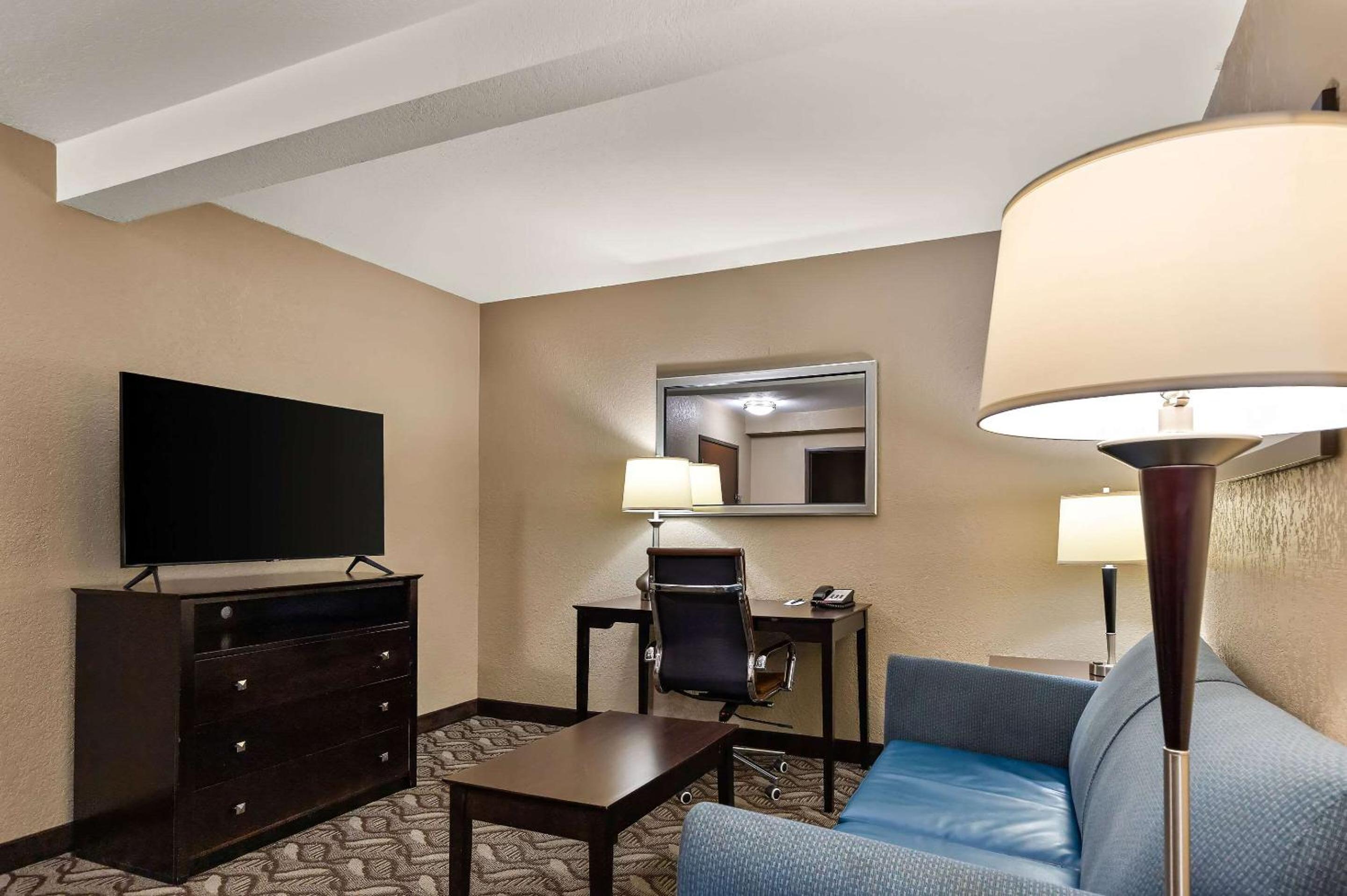 King Suite with Sofabed- Non Smoking - Photo 7
