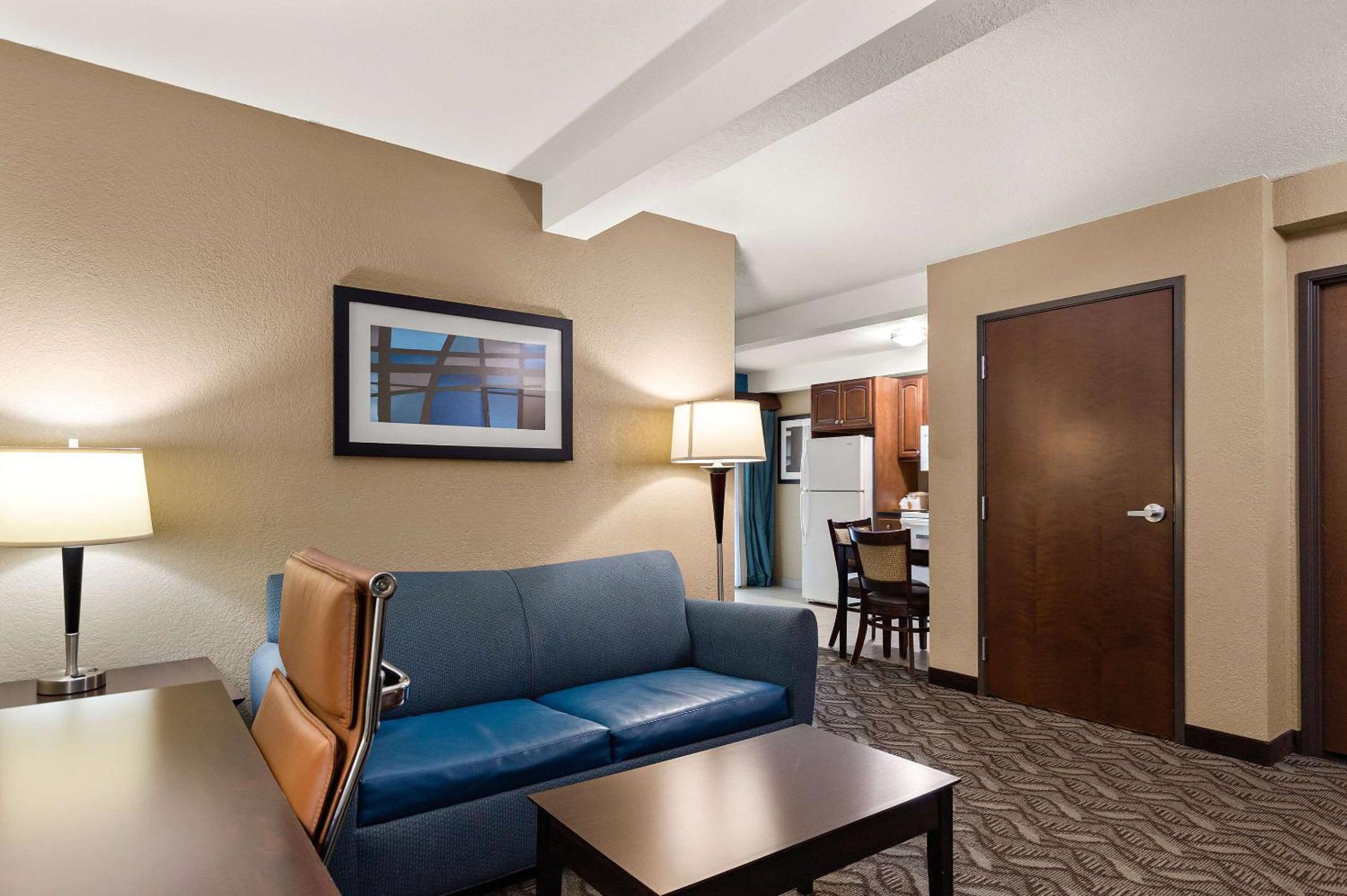 King Suite with Sofabed- Non Smoking - Photo 8