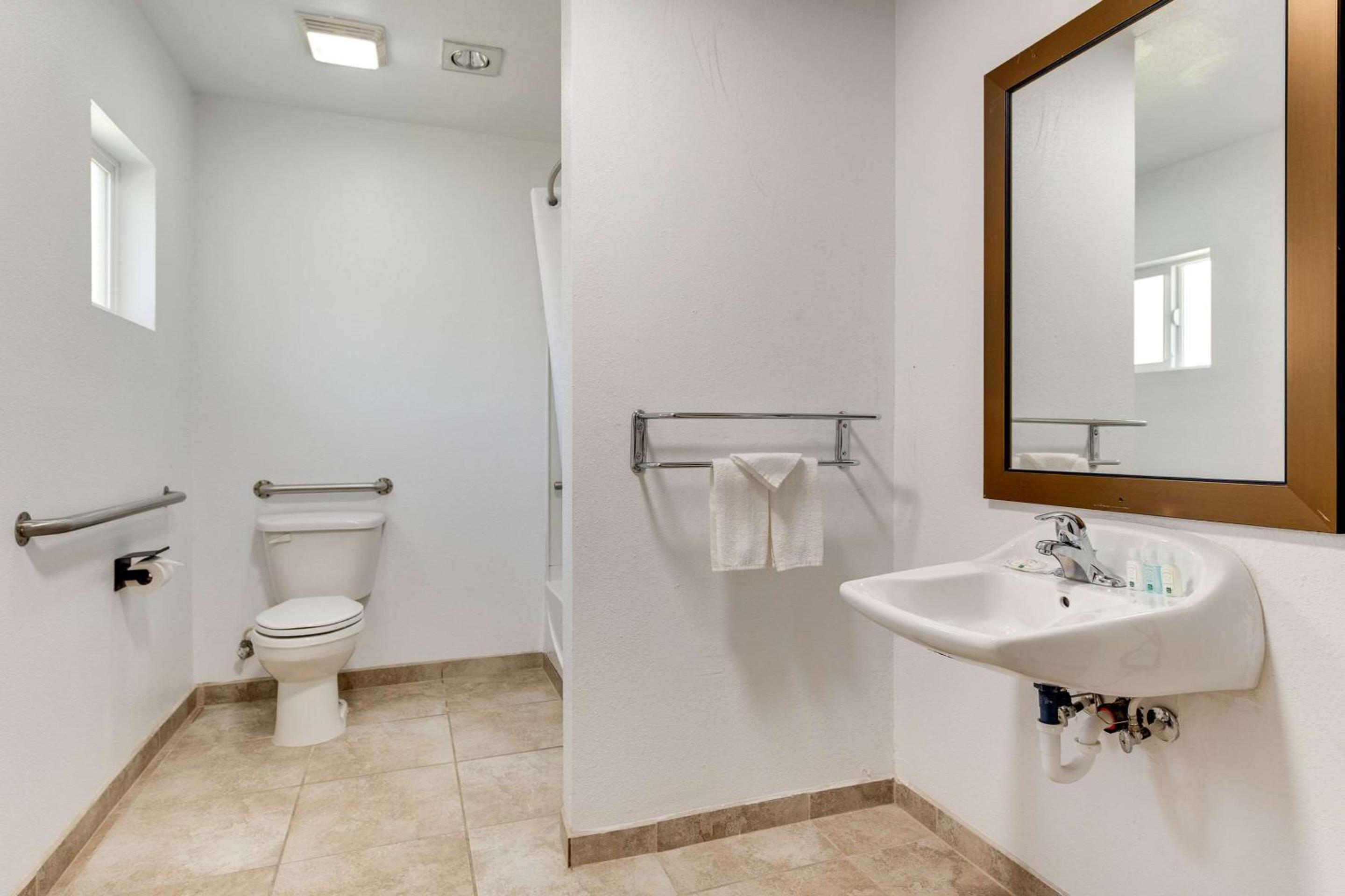 Queen Room - Accessible/Non-Smoking