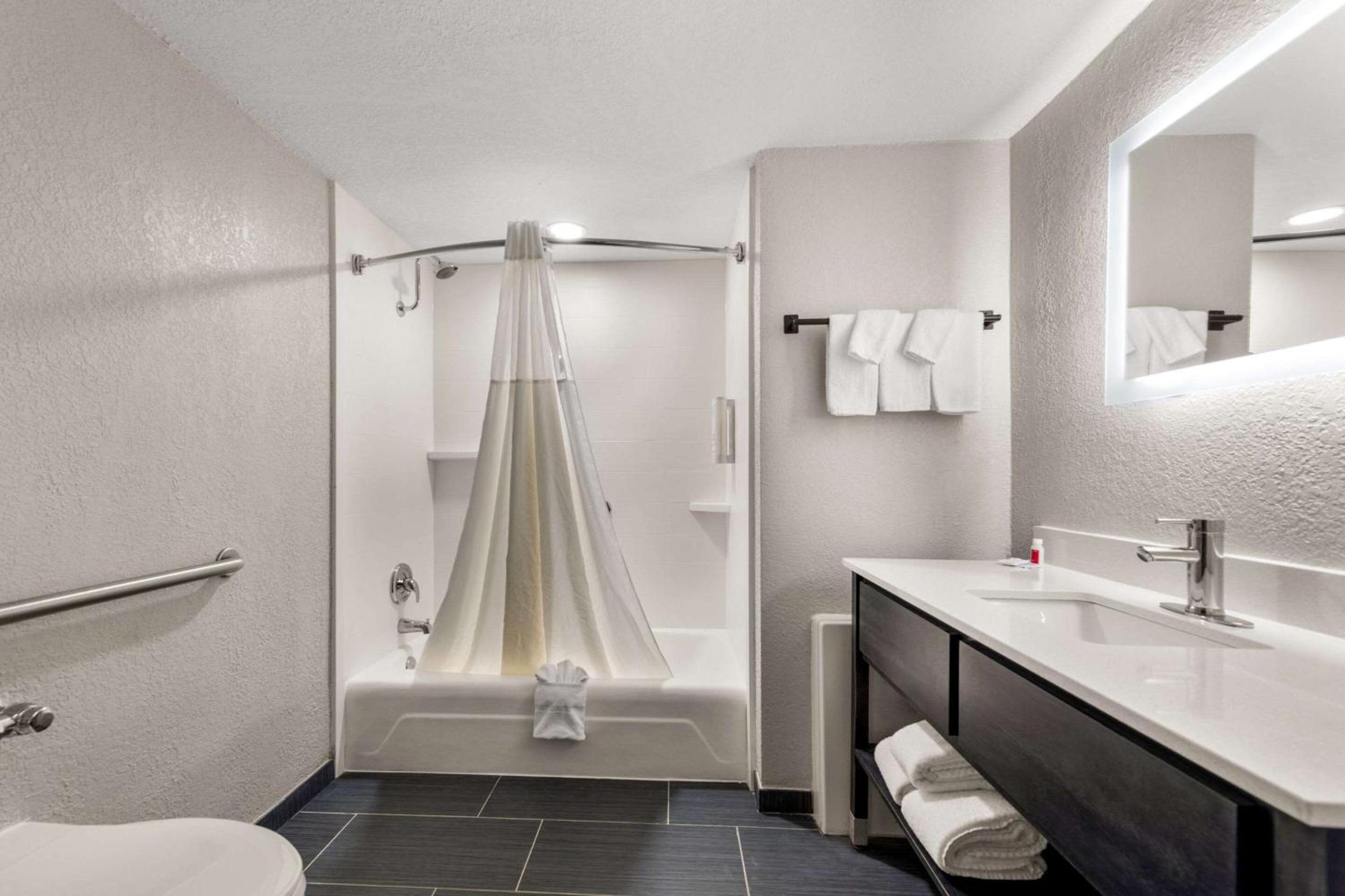 Queen Room with Two Queen Beds - Mobility Access/Non-Smoking photo 3