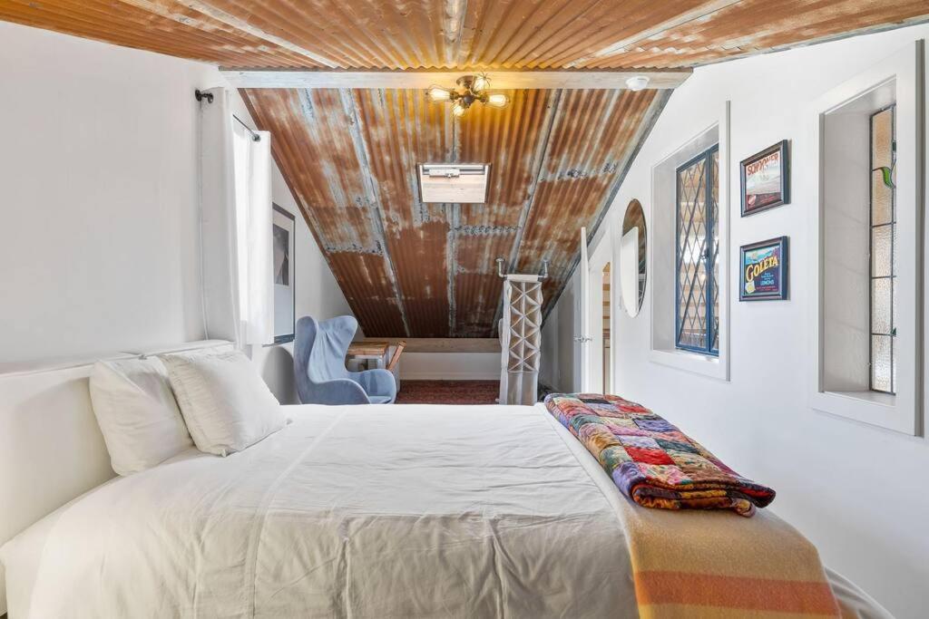 Three-Bedroom House photo 2