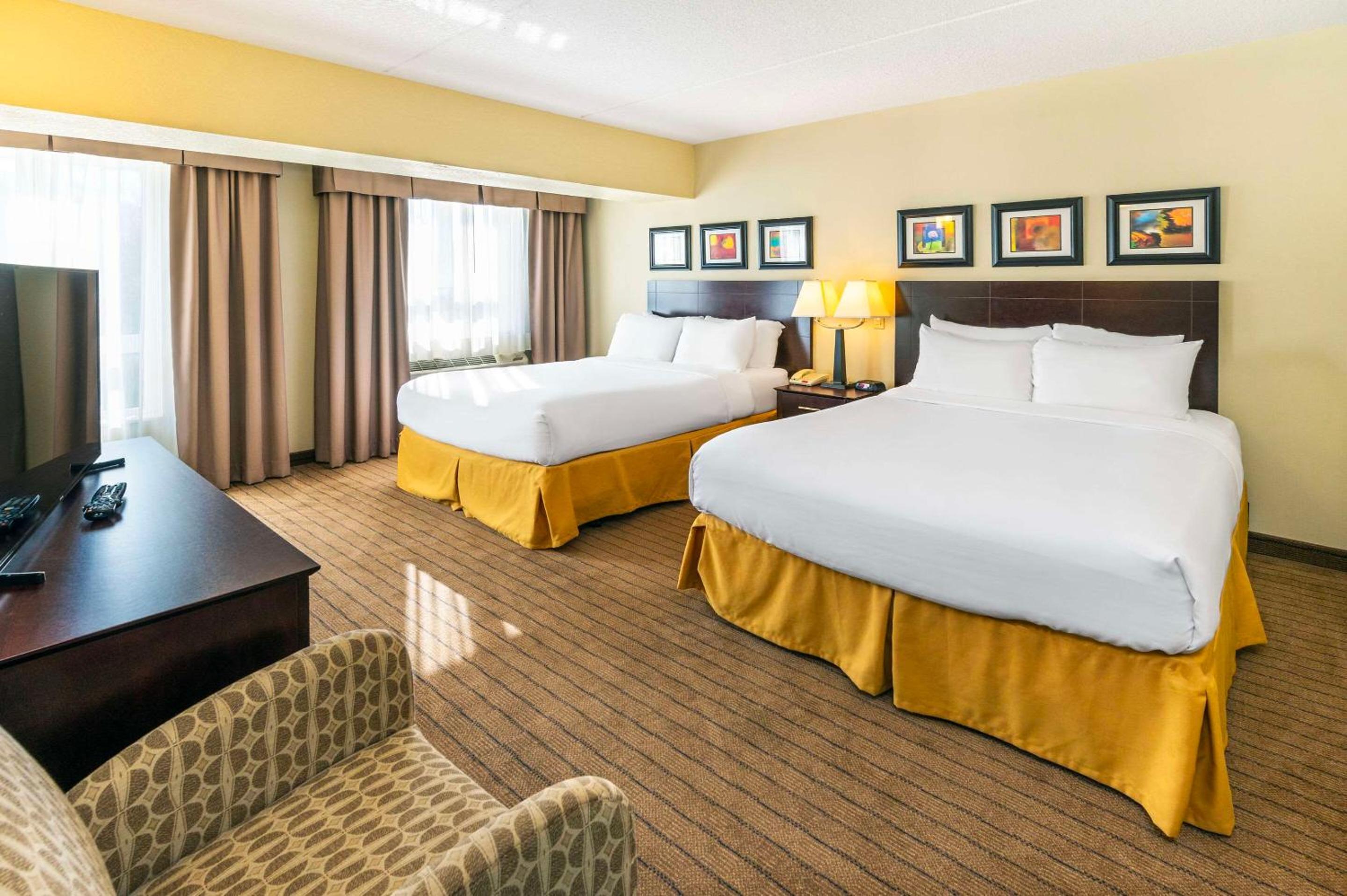 Queen Suite with Two Queen Beds and Sofa Bed - Non Smoking photo 1