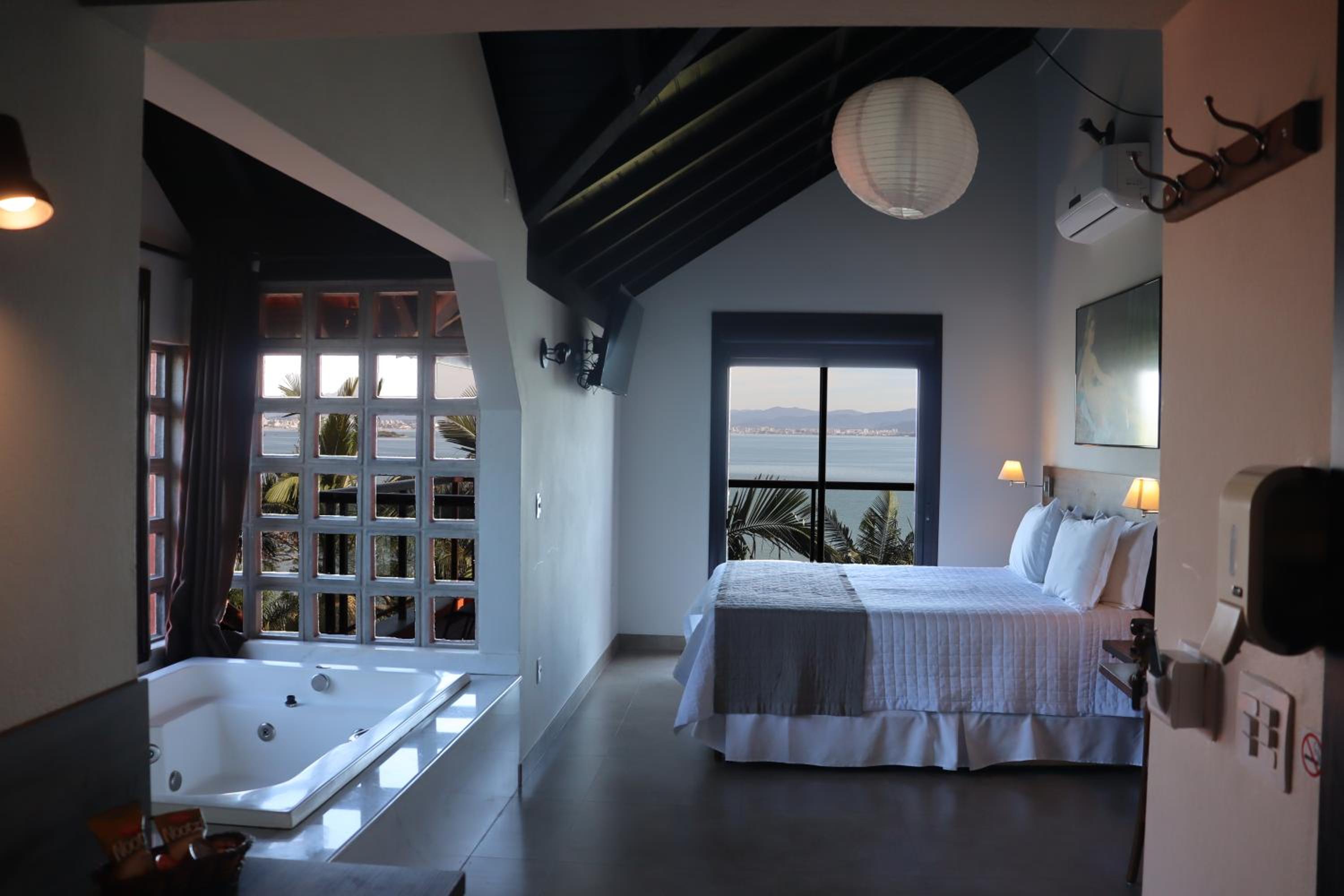 Deluxe Suite with Spa Bath