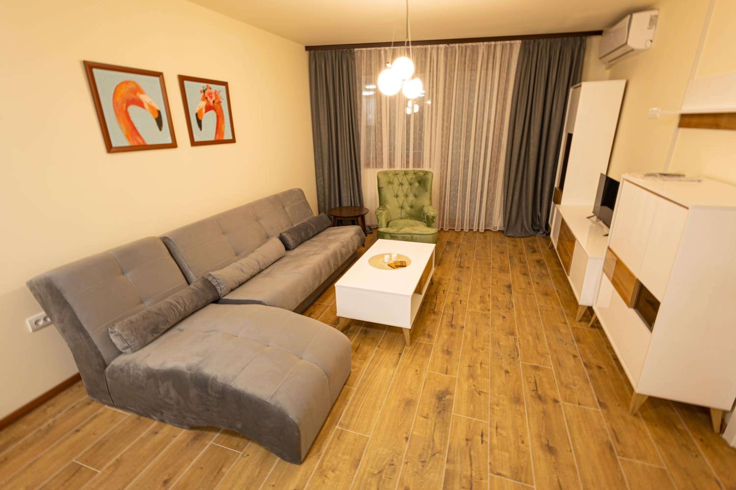 One-Bedroom Apartment photo 1