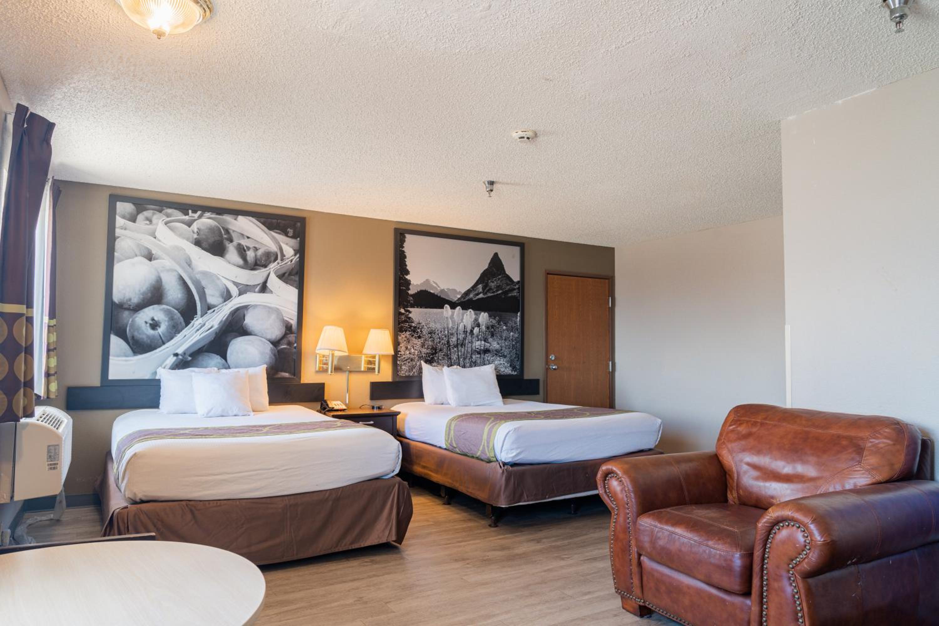 Queen Room with Two Queen Beds - Non-Smoking - Photo 1