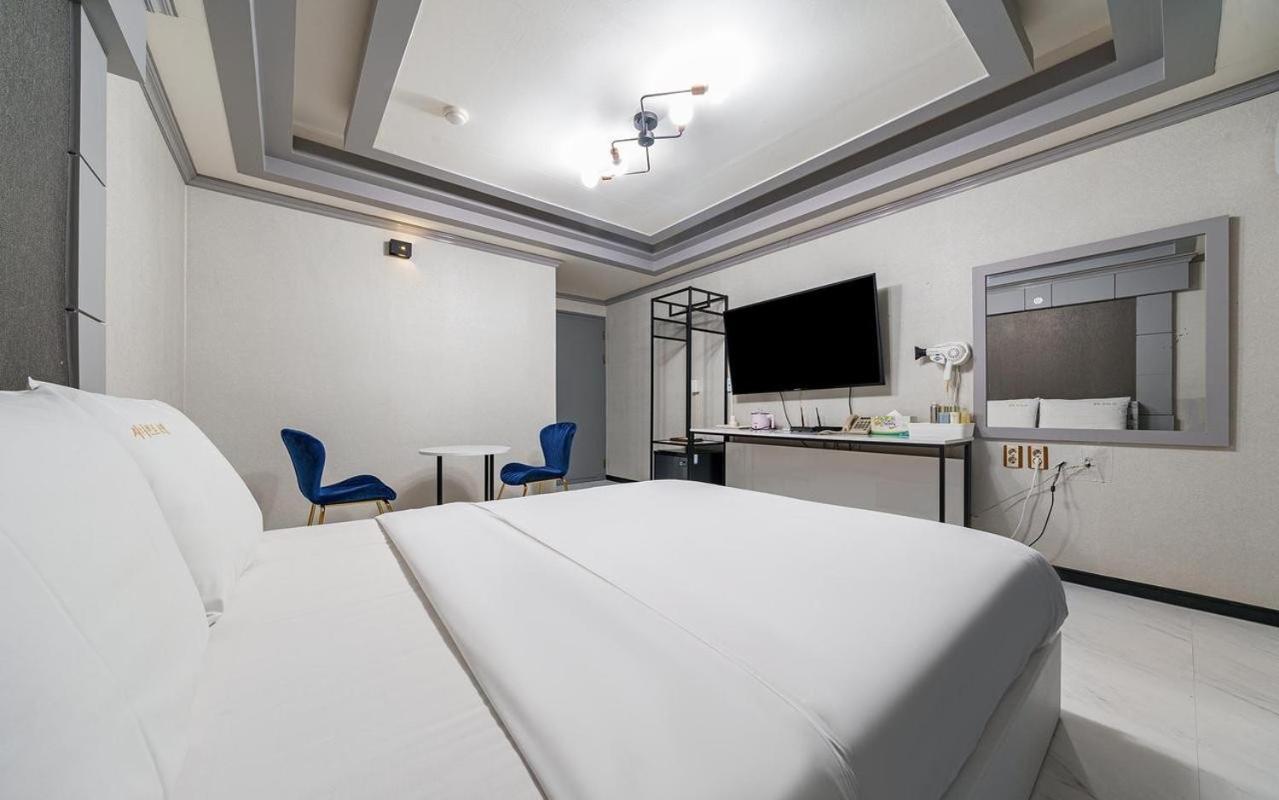 Standard Double Room - Photo 3