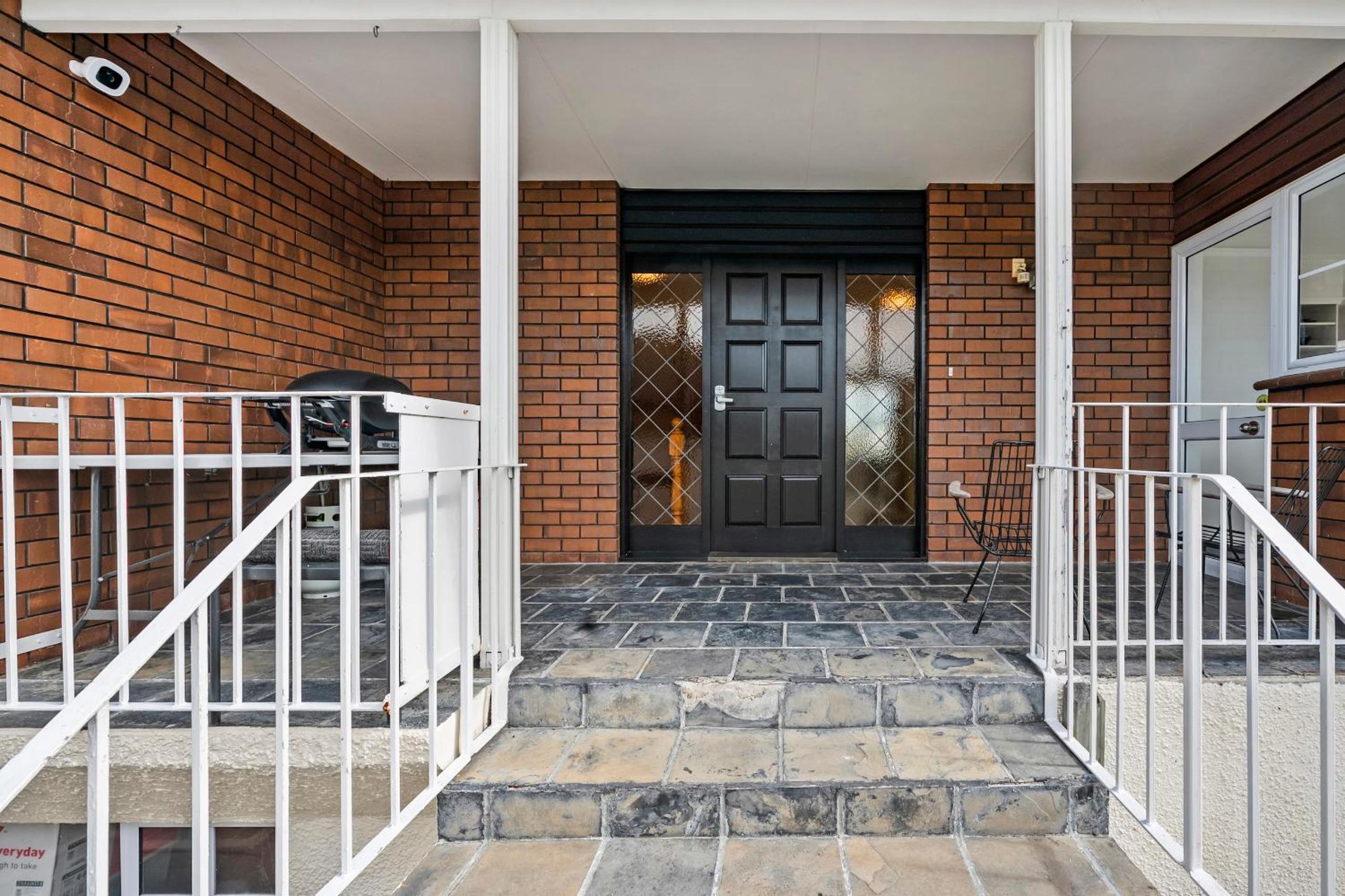 Five-Bedroom House photo 2